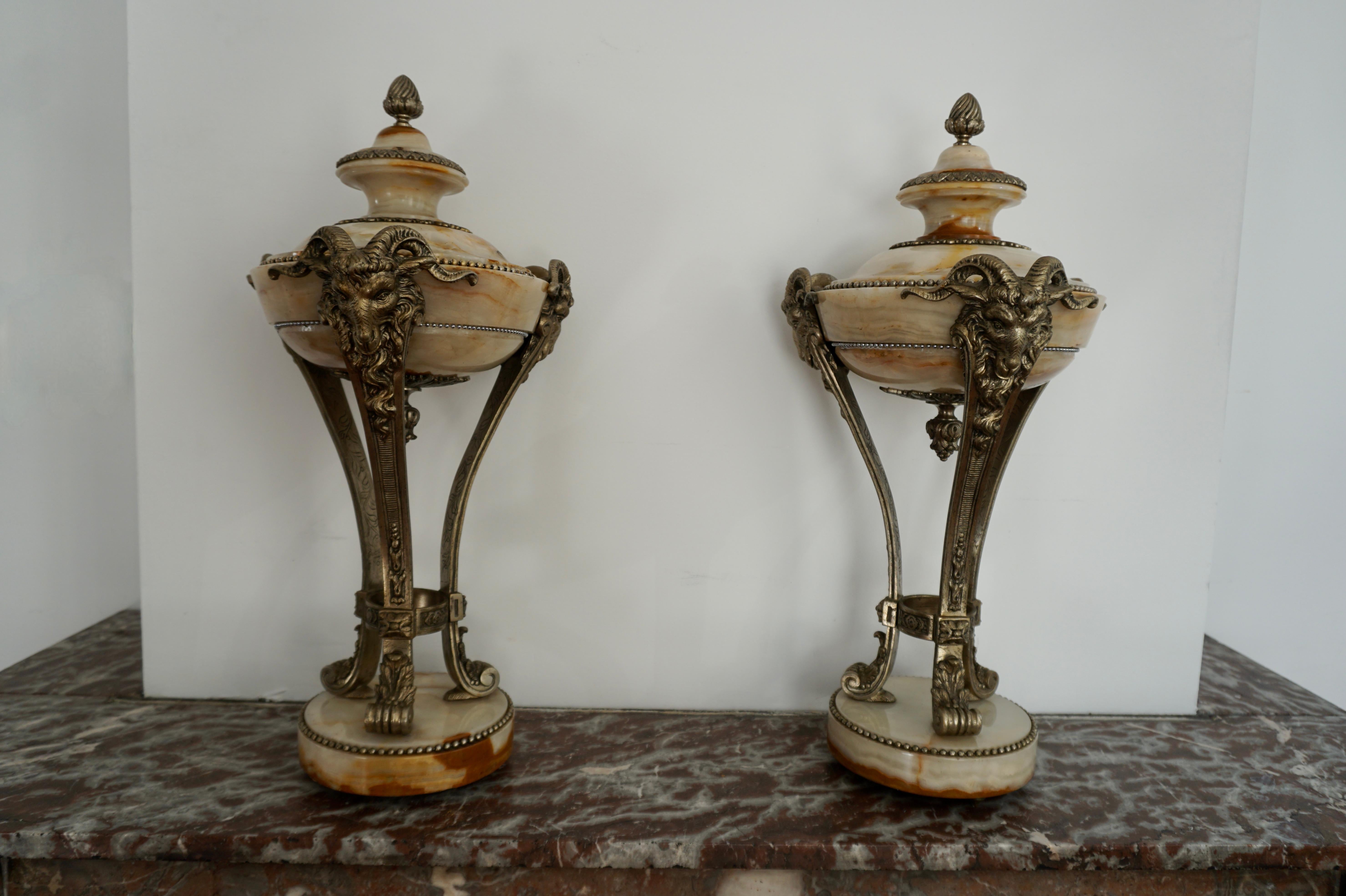 Belle paire de vases ornementaux en onyx et bronze argenté en vente 1