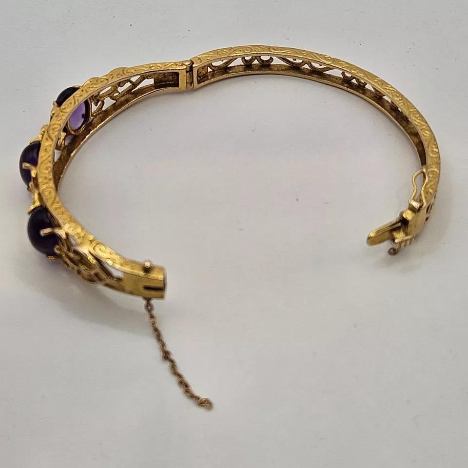 Bracelet jonc de style victorien en or jaune 9 carats et améthyste de belle qualité

Ce magnifique bracelet est une merveilleuse addition à toute collection de bijoux. 
Fabriqué en or jaune 9ct de haute qualité, il dégage un style victorien