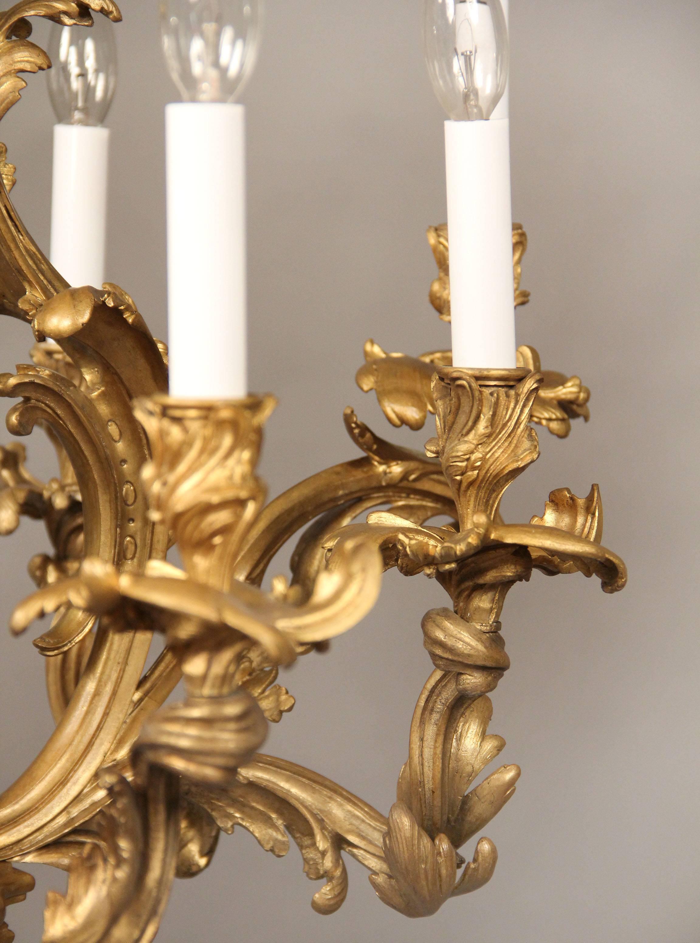 Doré Lustre à 10 lumières en bronze doré de belle qualité datant de la fin du XIXe siècle