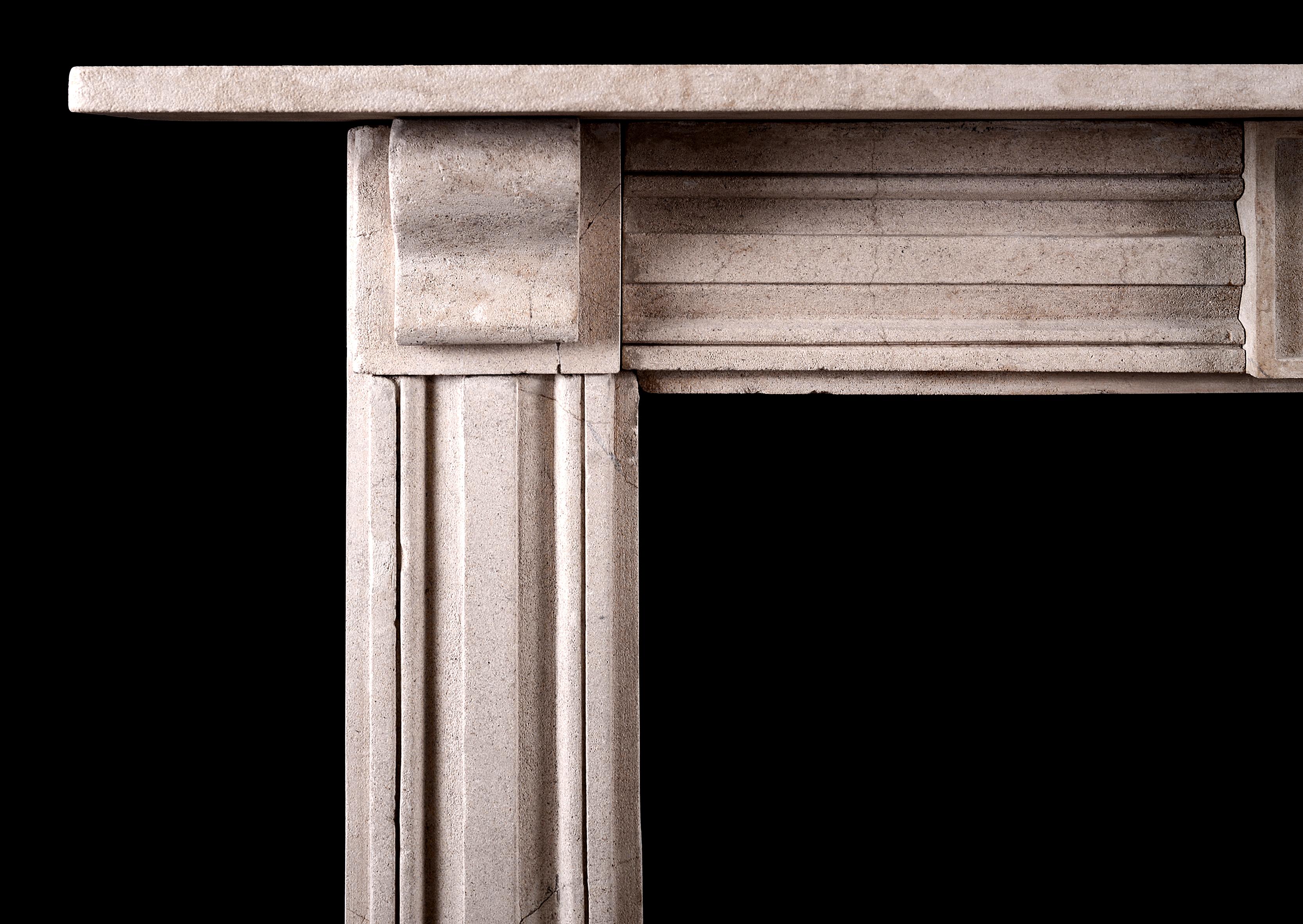 Une cheminée en pierre de bain joliment dimensionnée. Les jambages moulurés sont surmontés de simples consoles sculptées, la frise moulurée avec un bloc central uni. Une simple étagère au-dessus. Anglais, fin du XIXe siècle. Patine de bonne qualité