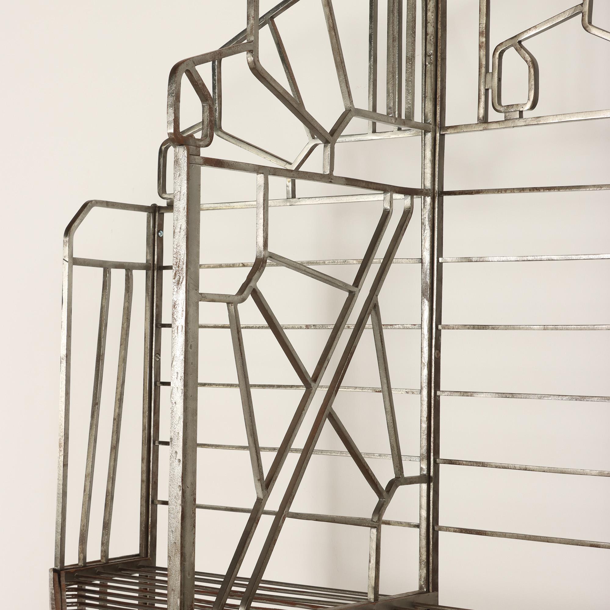 Bakers Rack aus Nickel über Eisen im Art-déco-Stil mit Glasregale, französisch, um 1930 im Zustand „Gut“ im Angebot in Philadelphia, PA