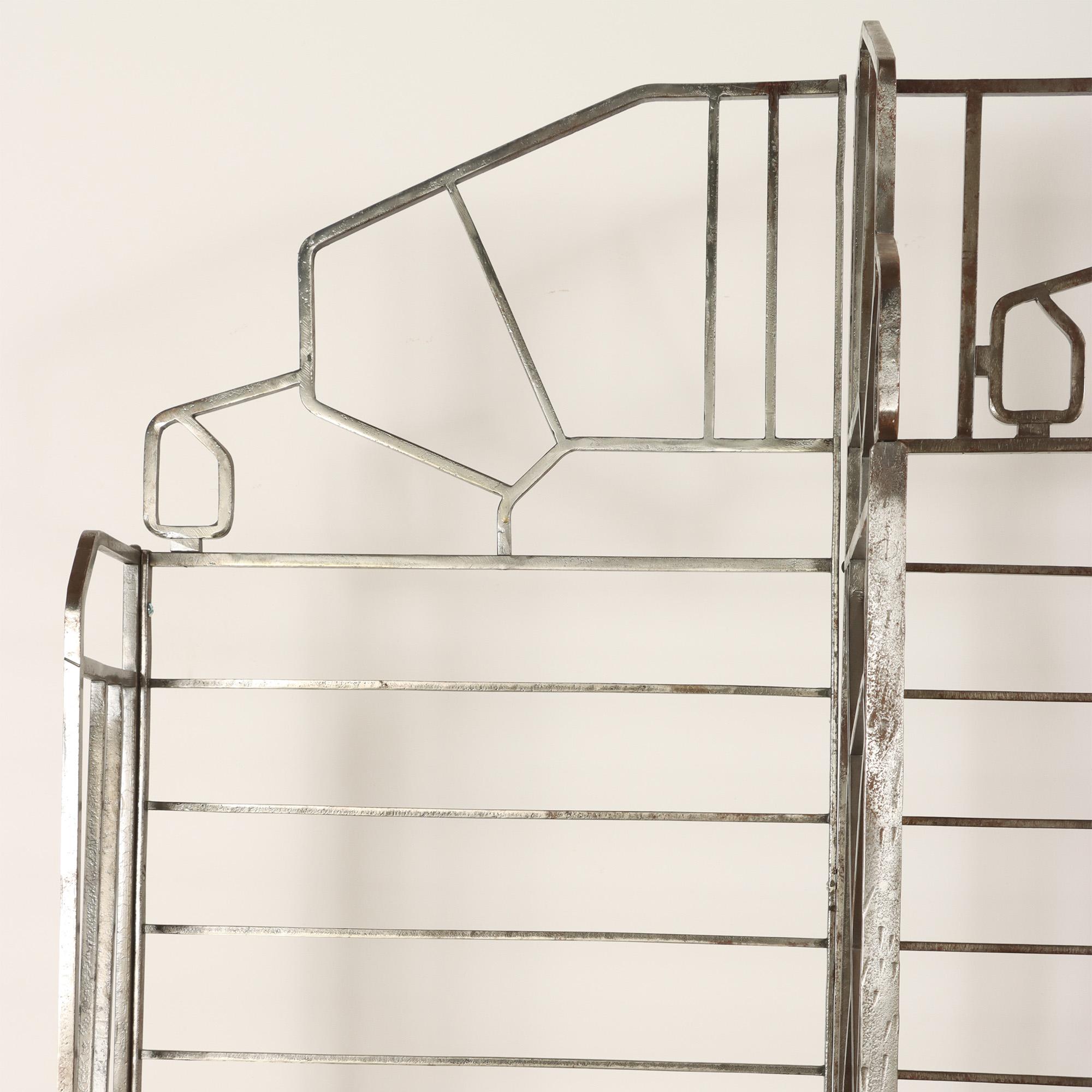 Bakers Rack aus Nickel über Eisen im Art-déco-Stil mit Glasregale, französisch, um 1930 im Angebot 1