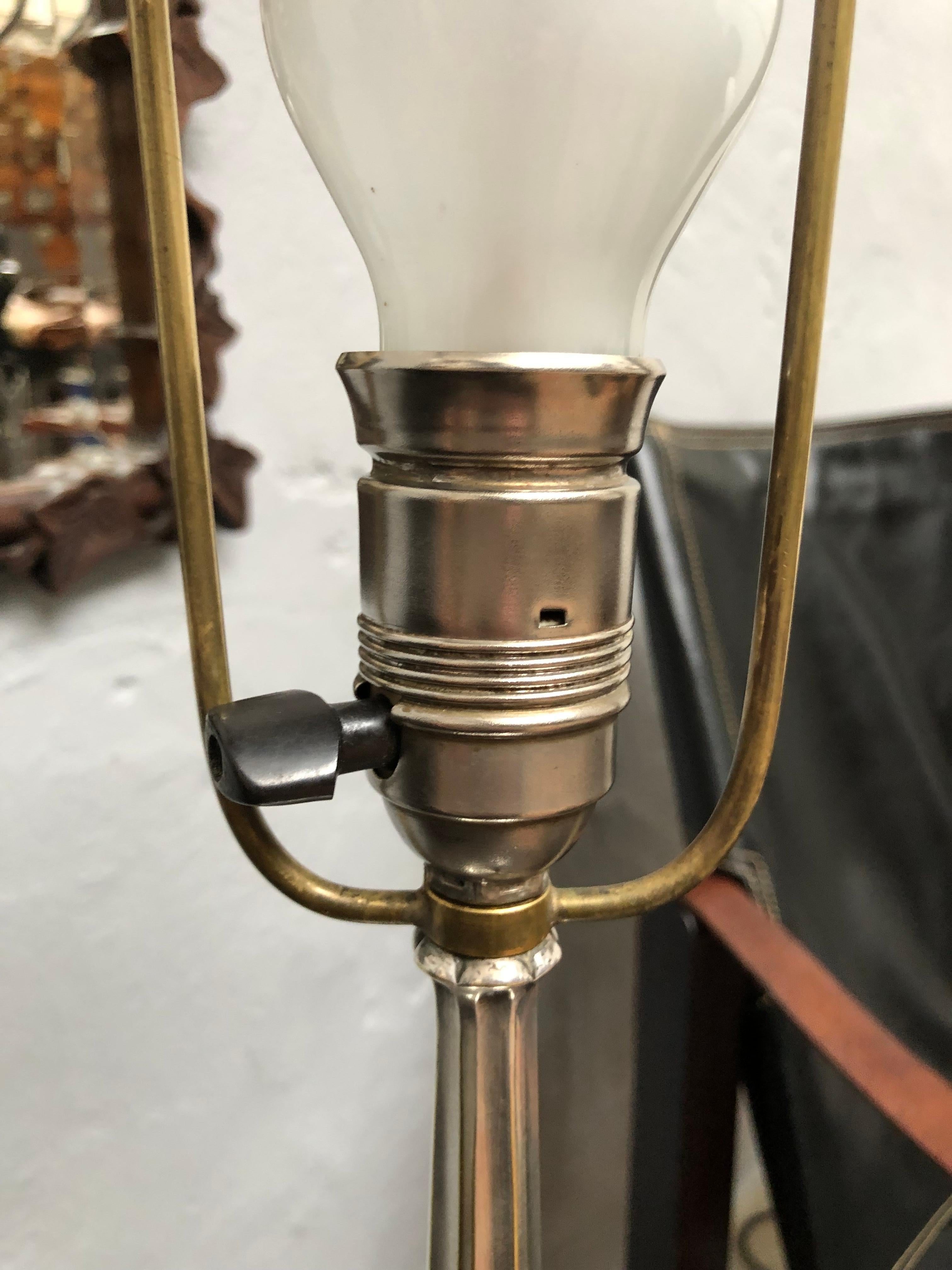 Vernickelte Silber-Art-Déco-Tischlampe aus den 1930er Jahren (Messing) im Angebot