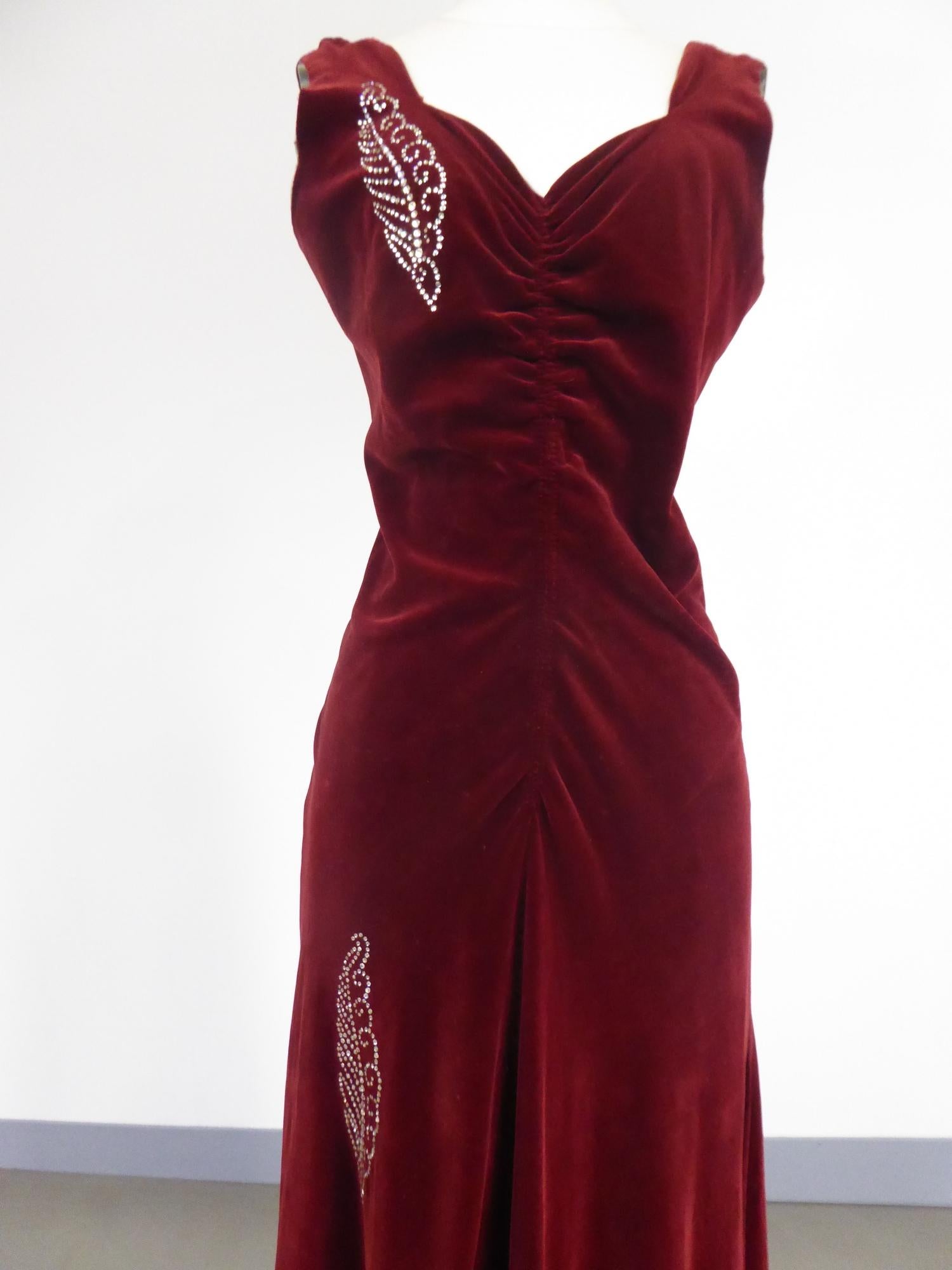 Un vestido de noche Nicole Groult / Paul Poiret de terciopelo y pedrería circa 1935 en venta 13