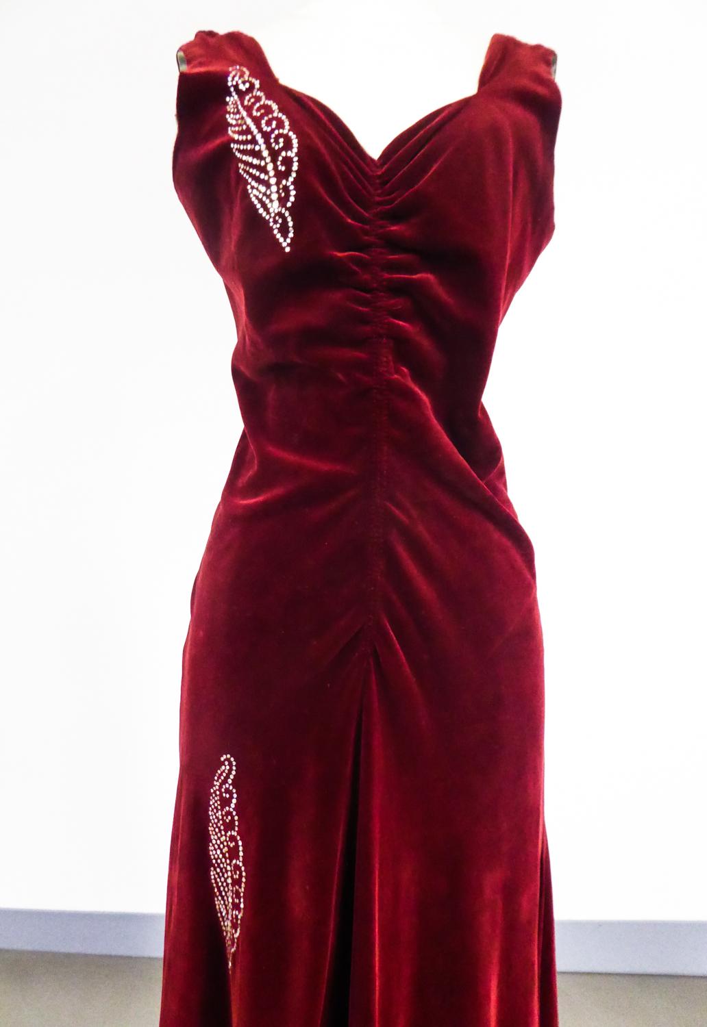 A Nicole Groult / Paul Poiret Evening Dress in Velvet and Rhinestones Circa 1935 For Sale 4