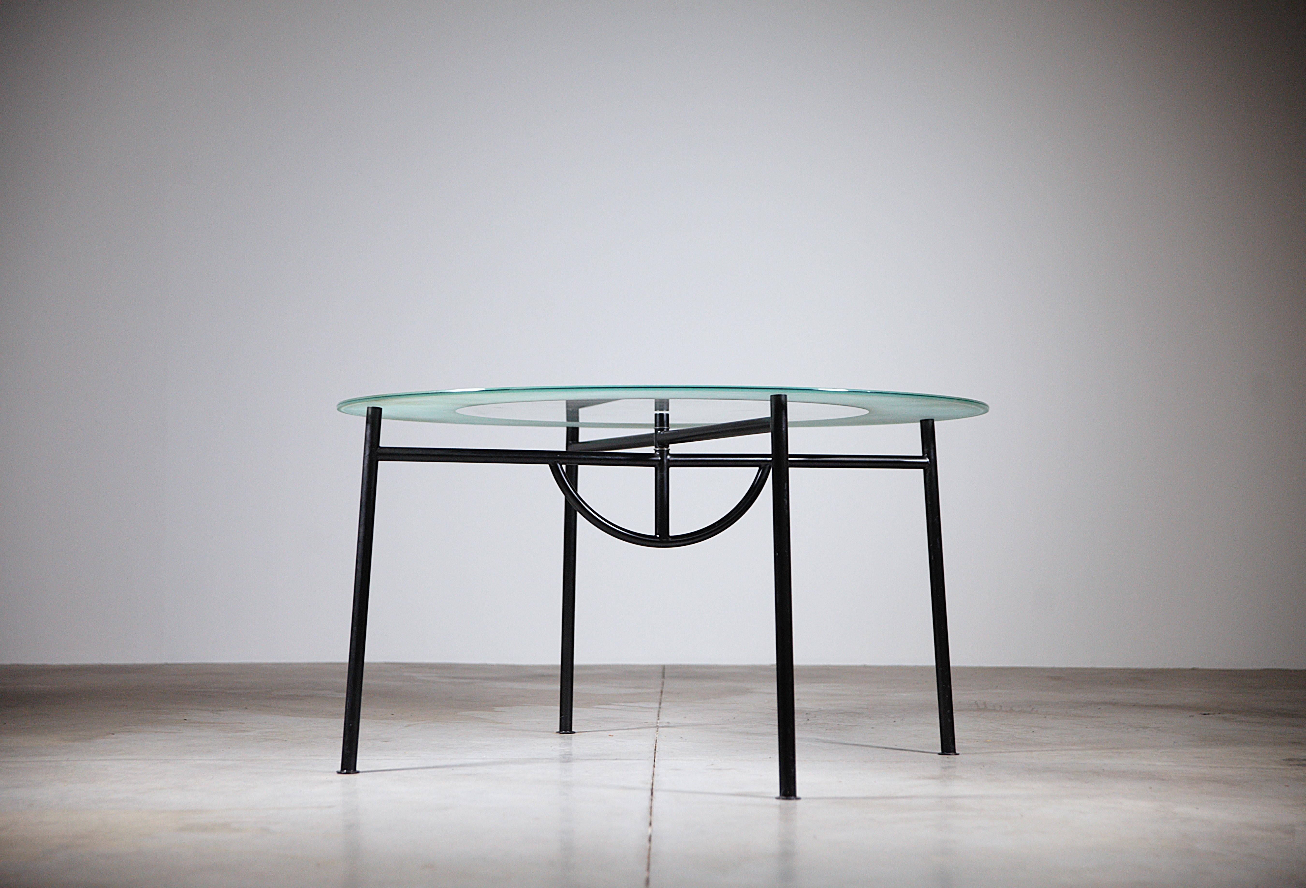 Table de salle à manger sculpturale de Philippe Starck France 1985s.

Editeur : Les 3 Suisses

Notez que le centre du verre est transparent, ce qui permet d'observer la base sculpturale.

Rapport : la base laquée est en bon état. à noter des taches