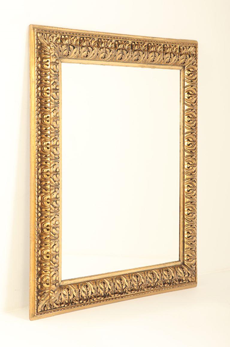 Miroir continental du XIXe siècle, sculpté en relief et doré. Bon état - En vente à Philadelphia, PA