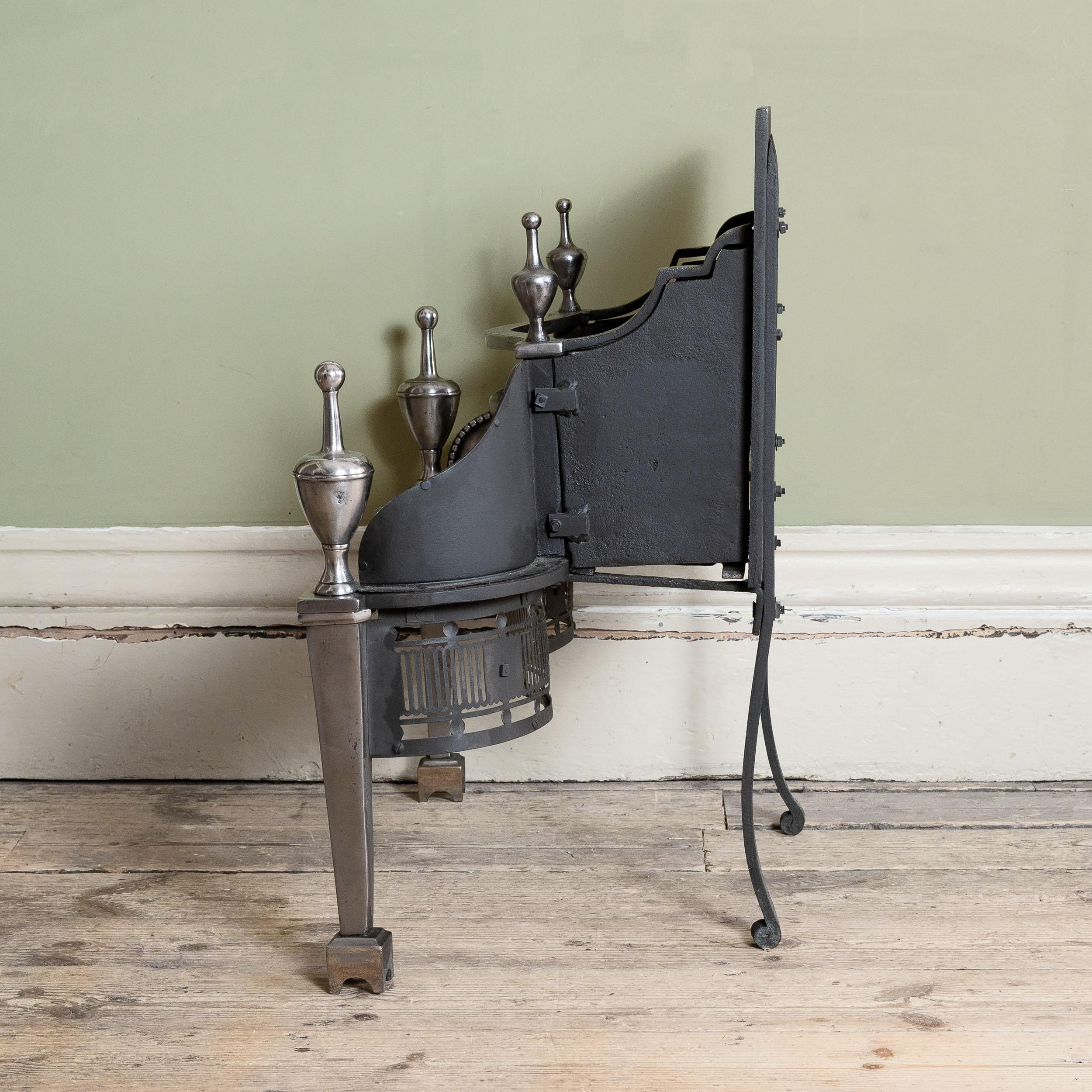 Kaminrost aus graviertem Stahl und Eisen aus dem neunzehnten Jahrhundert im Zustand „Gut“ im Angebot in London, GB