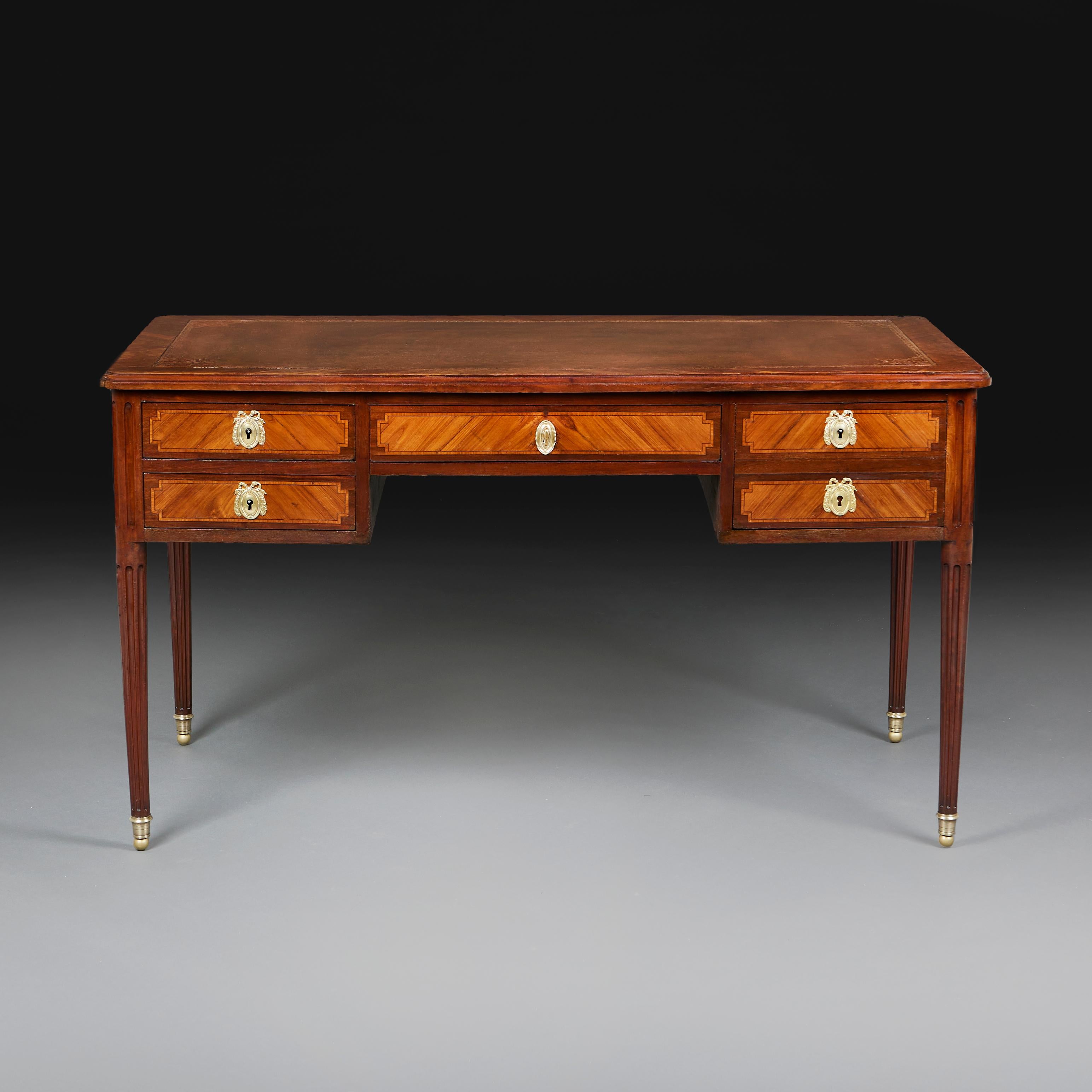 Bureau plat français du milieu du XIXe siècle, de bonne taille, en acajou avec des traverses en placage de bois de roi, avec une surface d'écriture en cuir marron avec des outils dorés sur le bord, ouvrant avec quatre tiroirs à l'avant, avec des