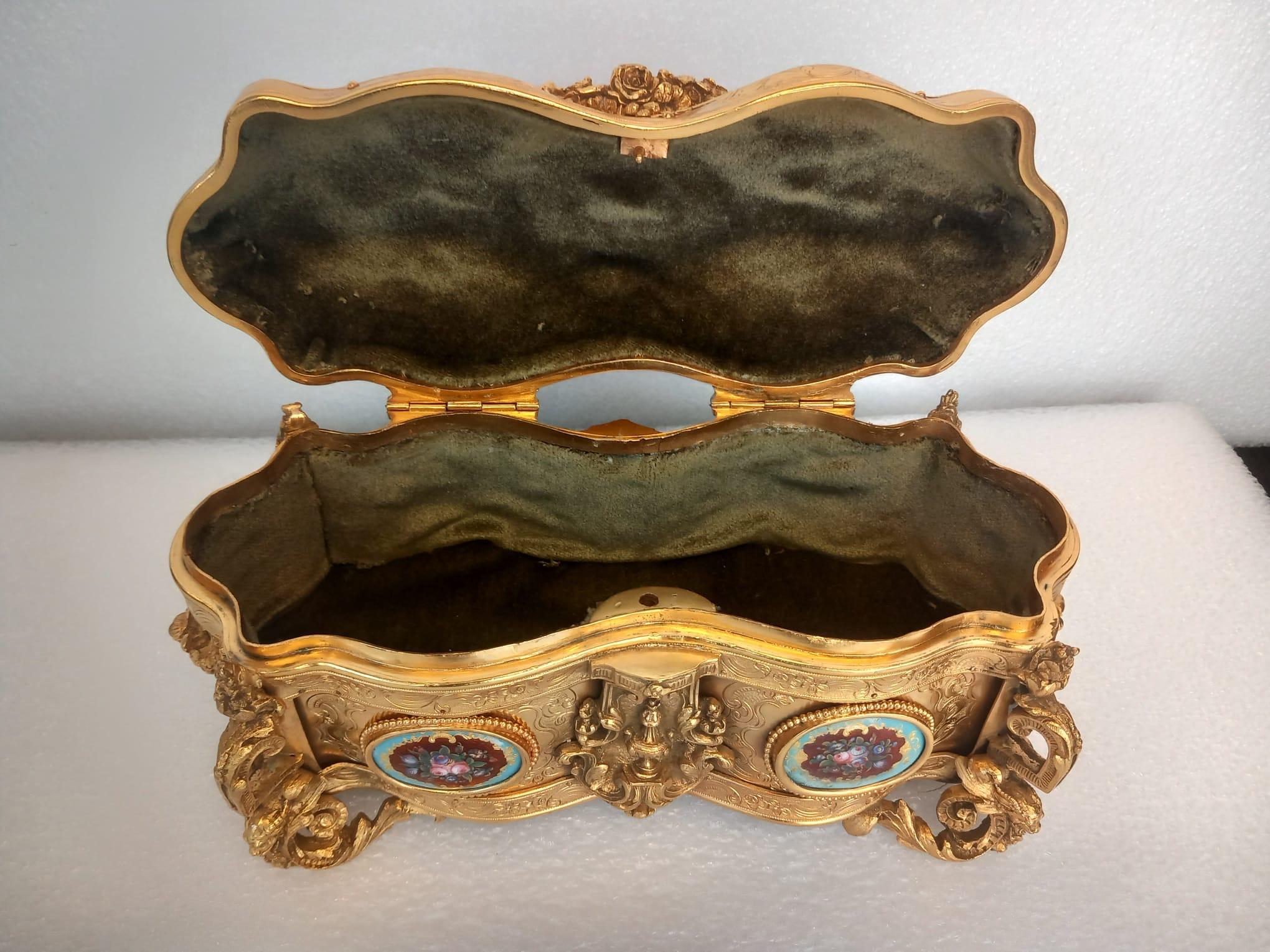 A nineteenth century French ormolu casket, in the medieval style, with a cherub In Good Condition For Sale In London, GB