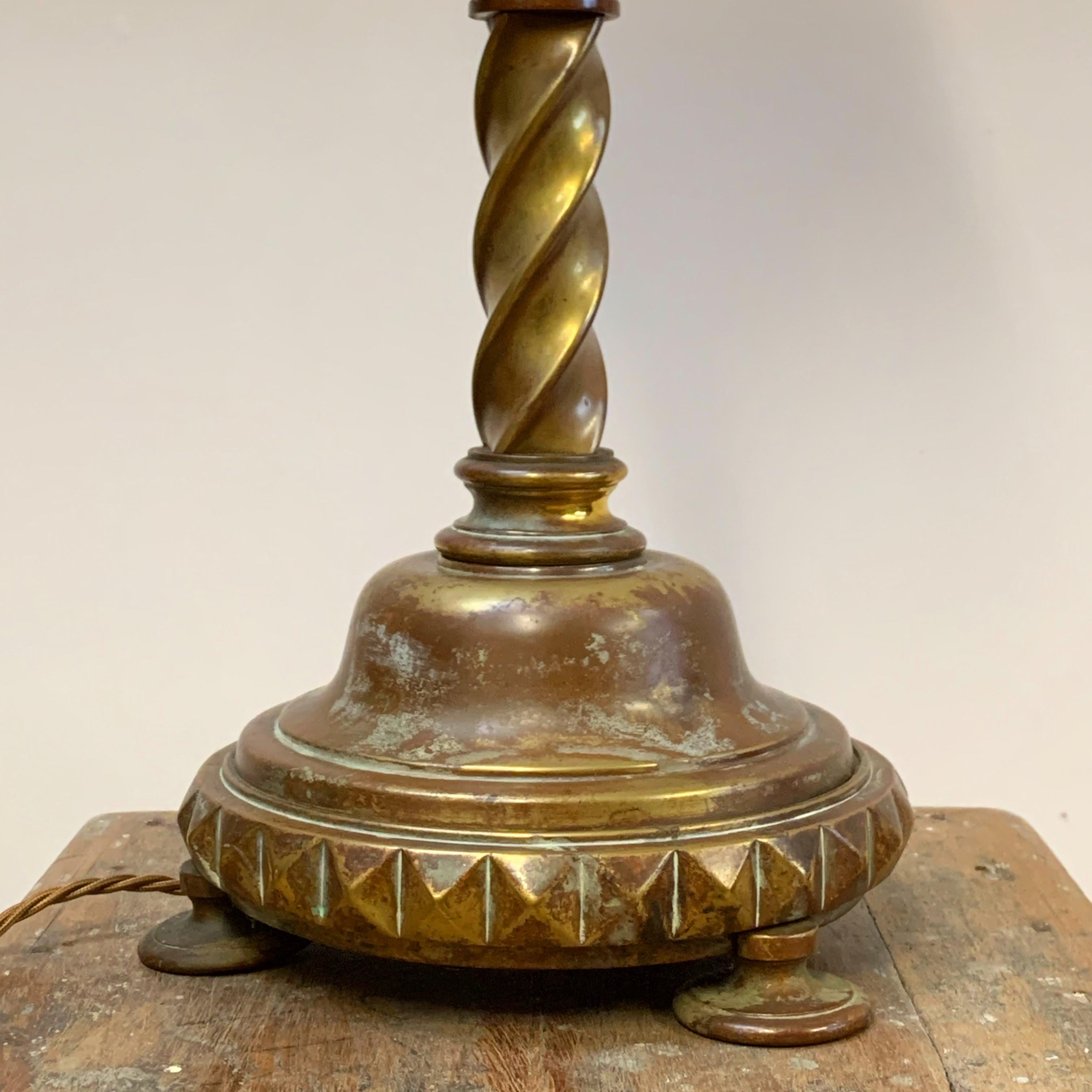Une lampe de table gothique très inhabituelle avec une tige torsadée en laiton sur une base circulaire, une bordure de clous médiévaux et un abat-jour sphérique en verre sur le dessus. 

Milieu du XIXe siècle, Anglais