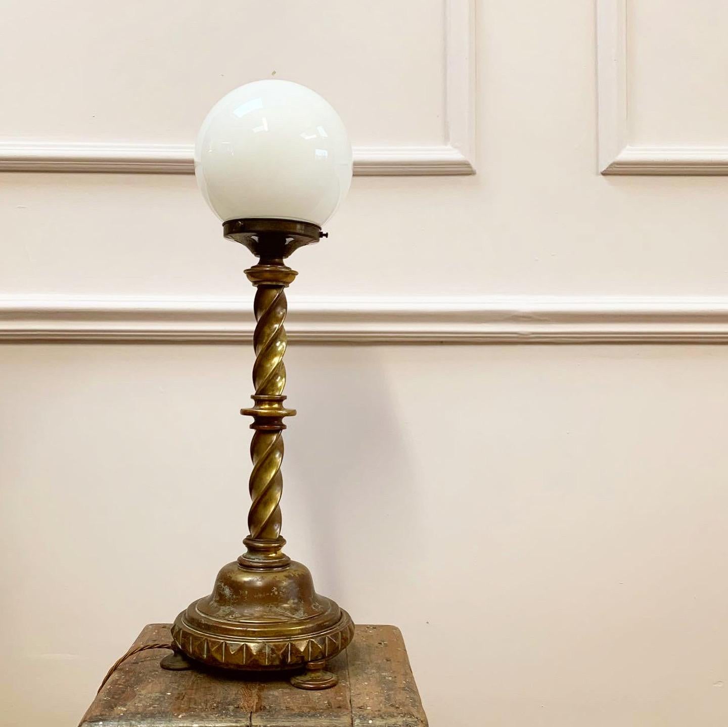 Anglais Lampe de table gothique du XIXe siècle avec abat-jour sphérique en verre en vente
