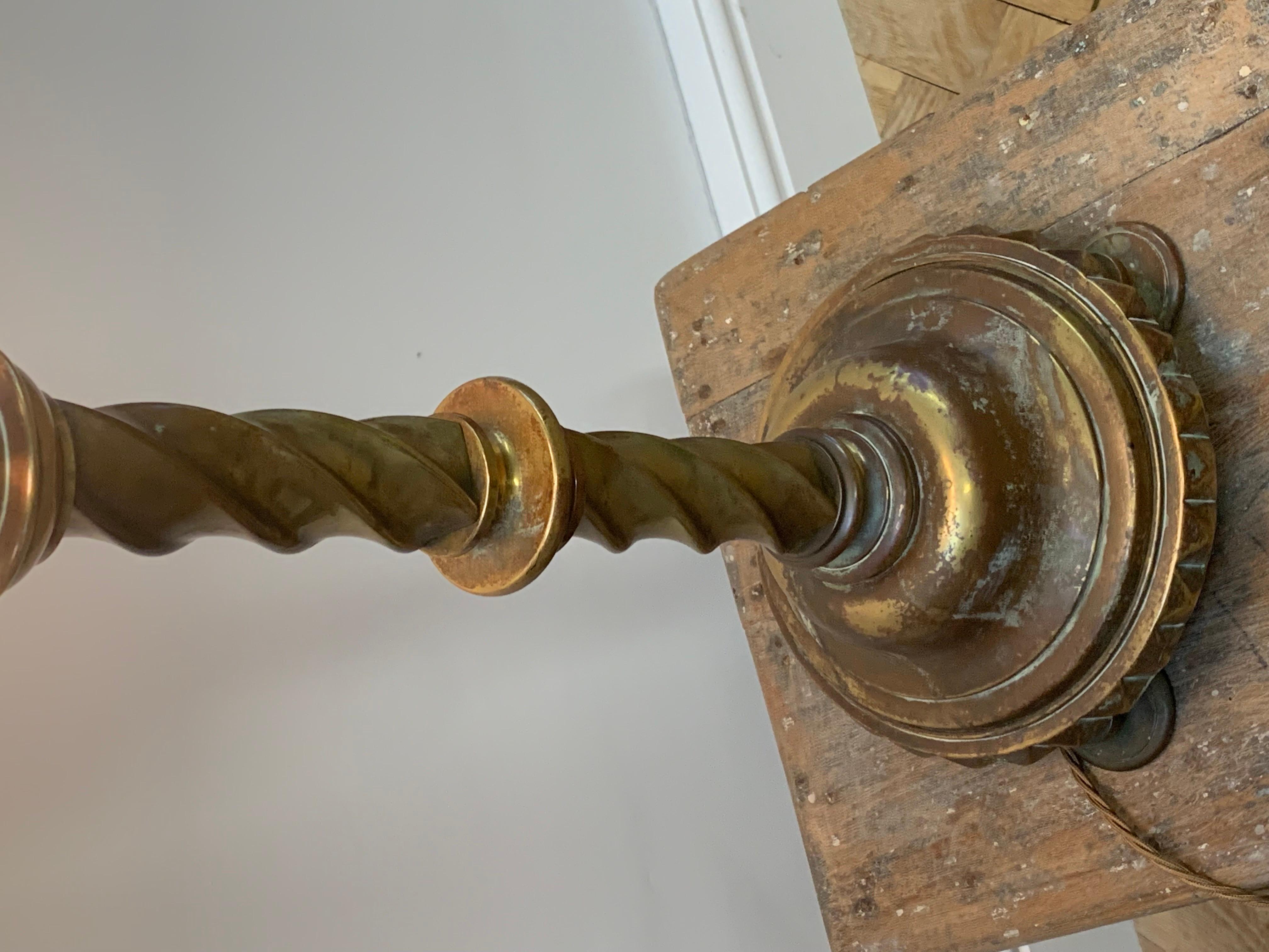 Lampe de table gothique du XIXe siècle avec abat-jour sphérique en verre Bon état - En vente à London, GB