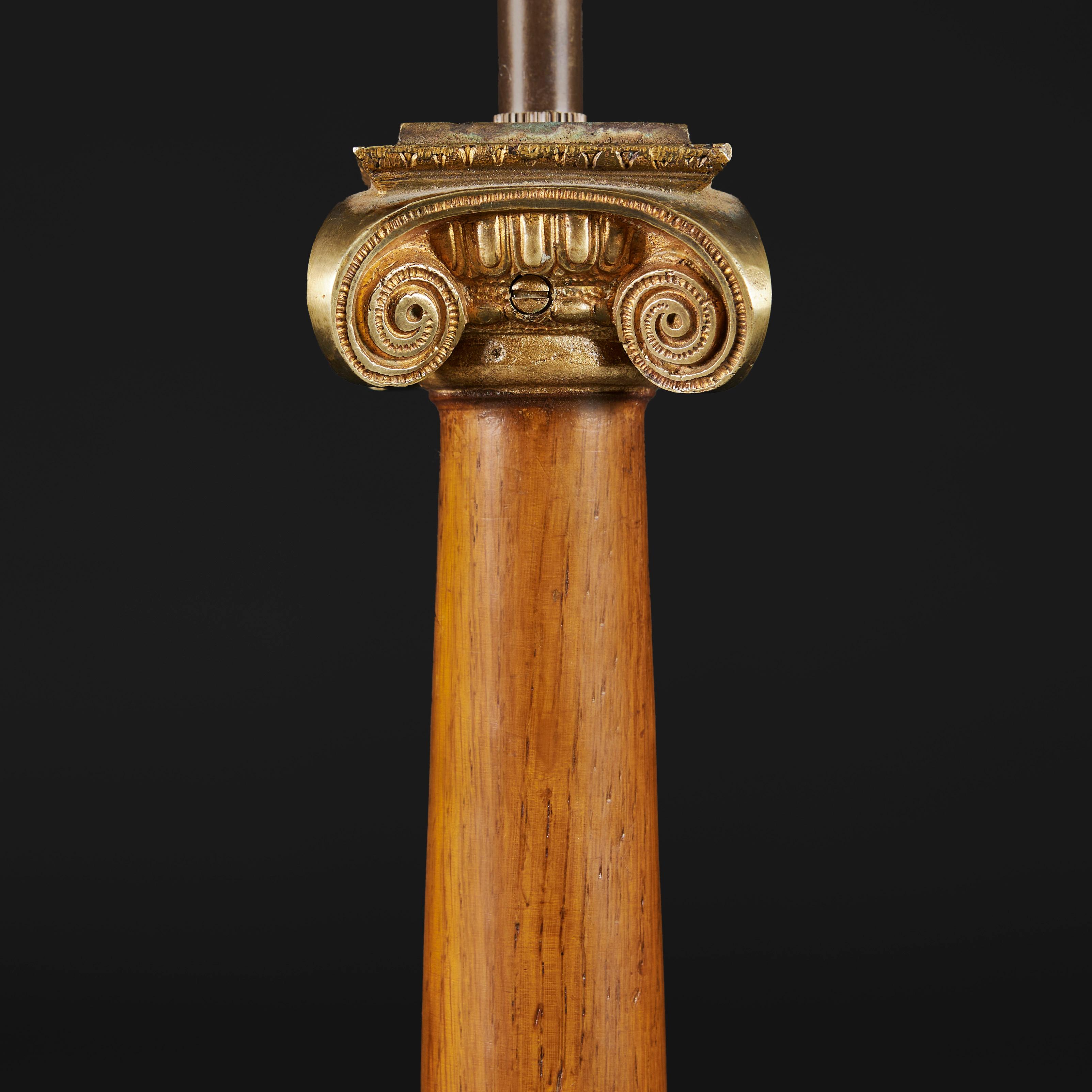 Chêne Lampe à colonne ionique du XIXe siècle en vente