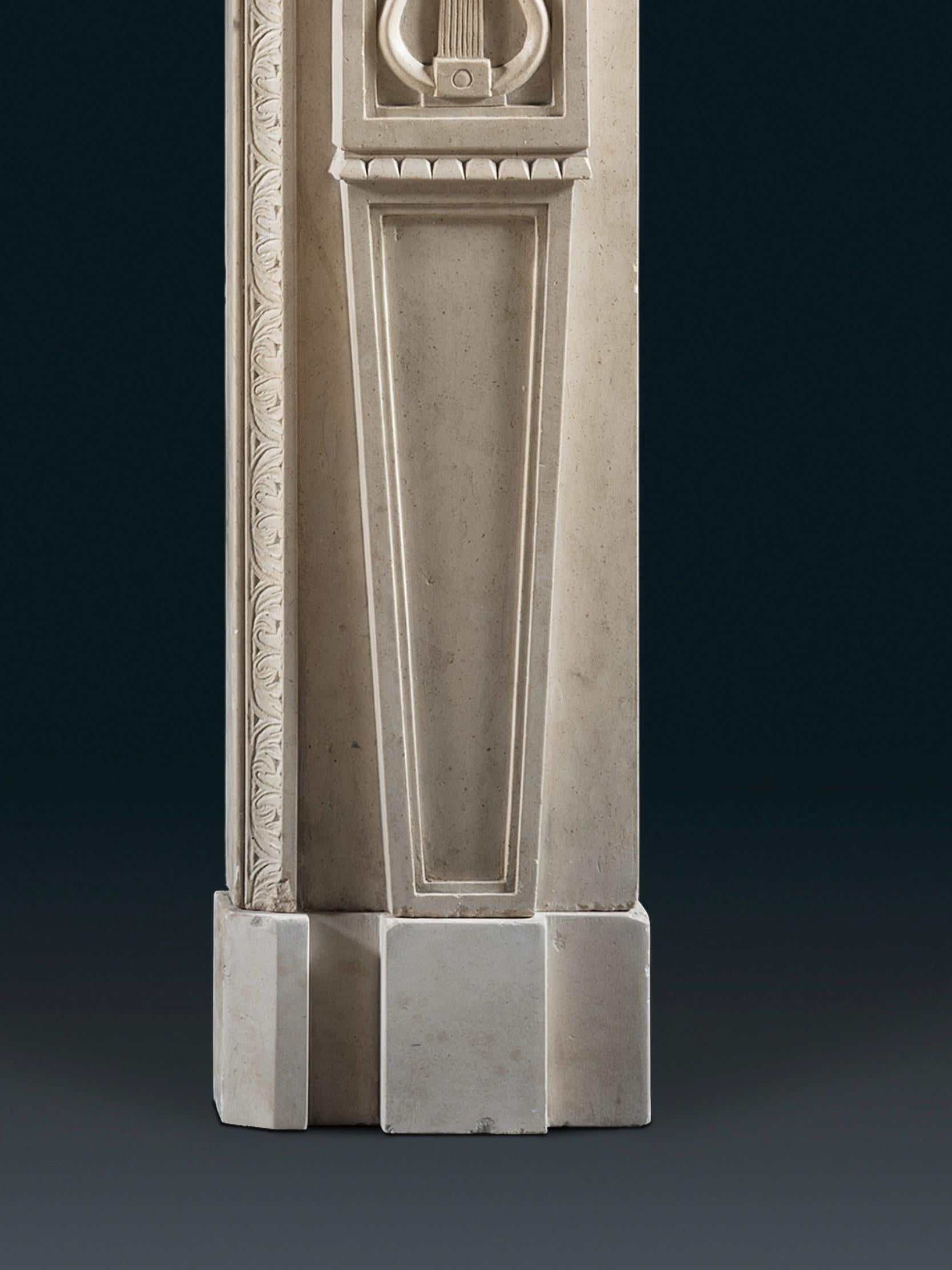 Ein Kalkstein-Kaminsims aus dem neunzehnten Jahrhundert im Stil von Inigo Jones im Zustand „Gut“ im Angebot in London, GB