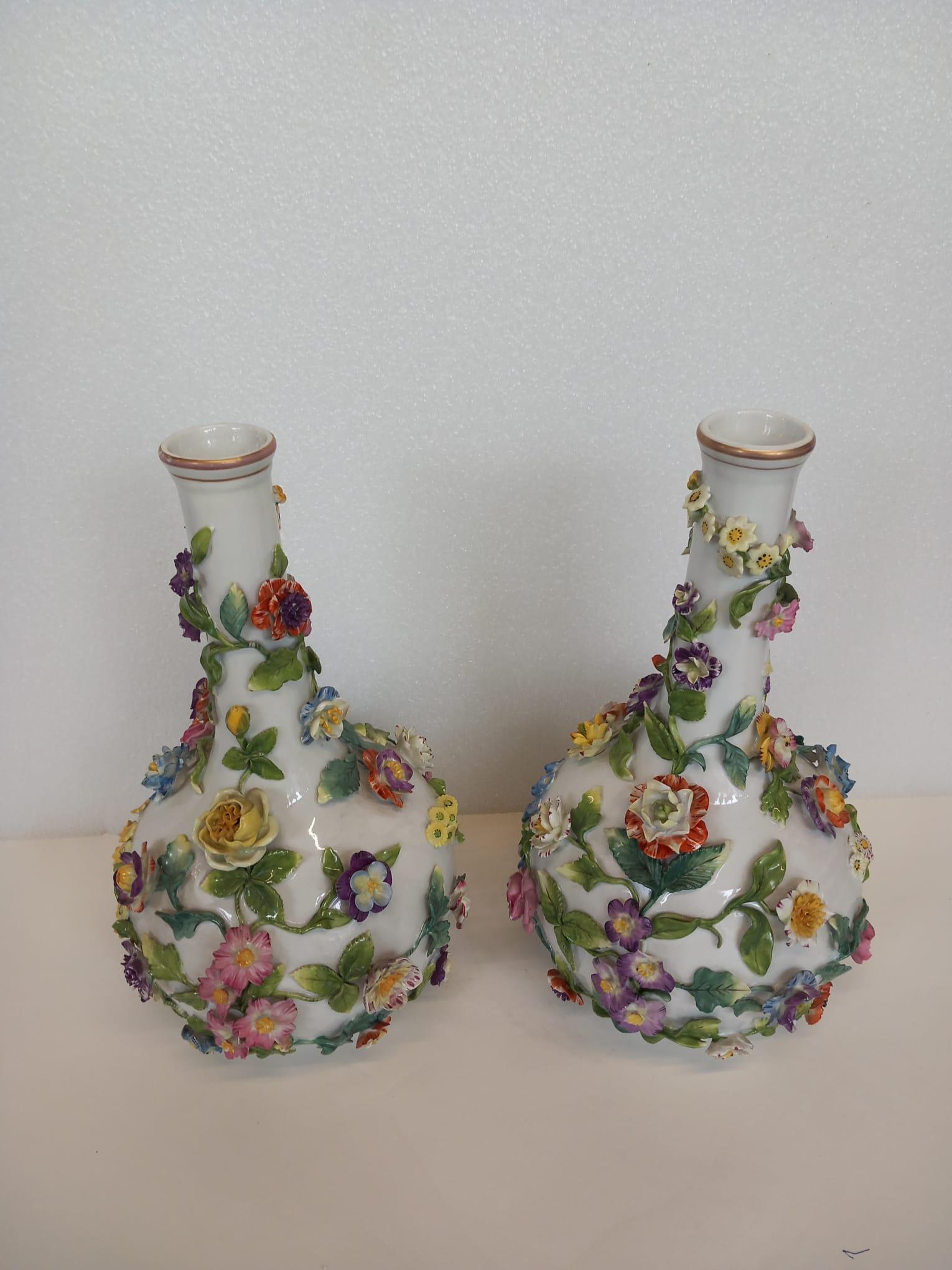 A nineteenth century pair of Dresden white porcelain vases In Good Condition In London, GB