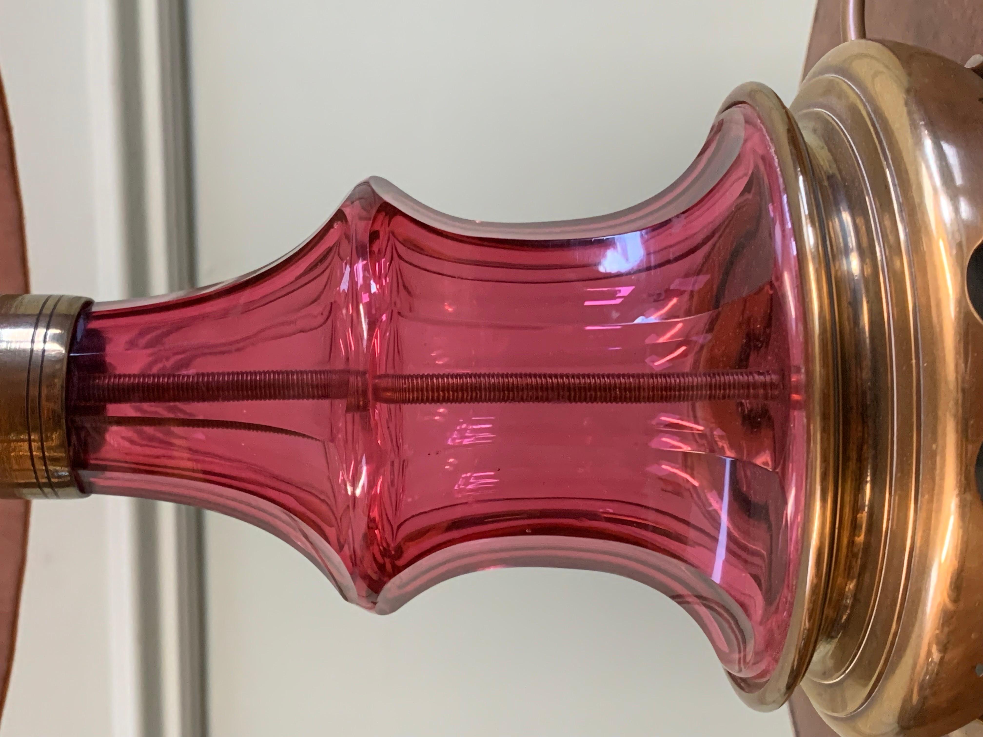 Laiton Lampe en verre rose du XIXe siècle en vente