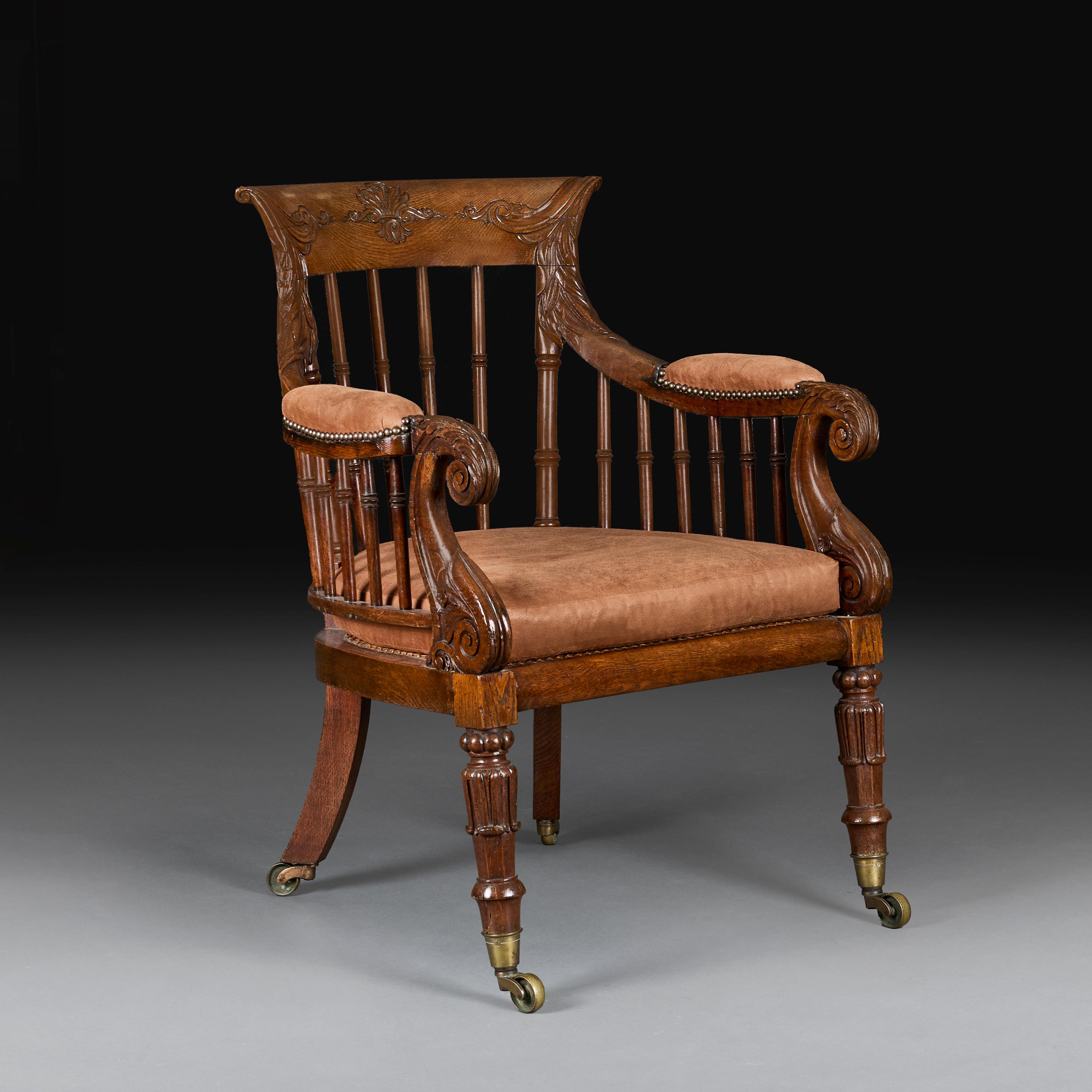 Inghilterra, circa 1840.

Una bergère da biblioteca in quercia del periodo William IV, con la parte superiore scolpita con disegni a fogliame, sormontata da fusi ad anello e braccioli scolpiti con foglie d'acanto, la seduta rivestita in pelle