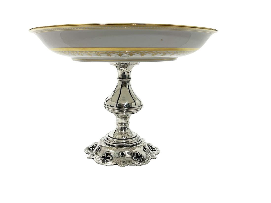 A Noble porcelain Tazza with Dutch silver base by F.G. de Groot, 1864 In Good Condition For Sale In Delft, NL