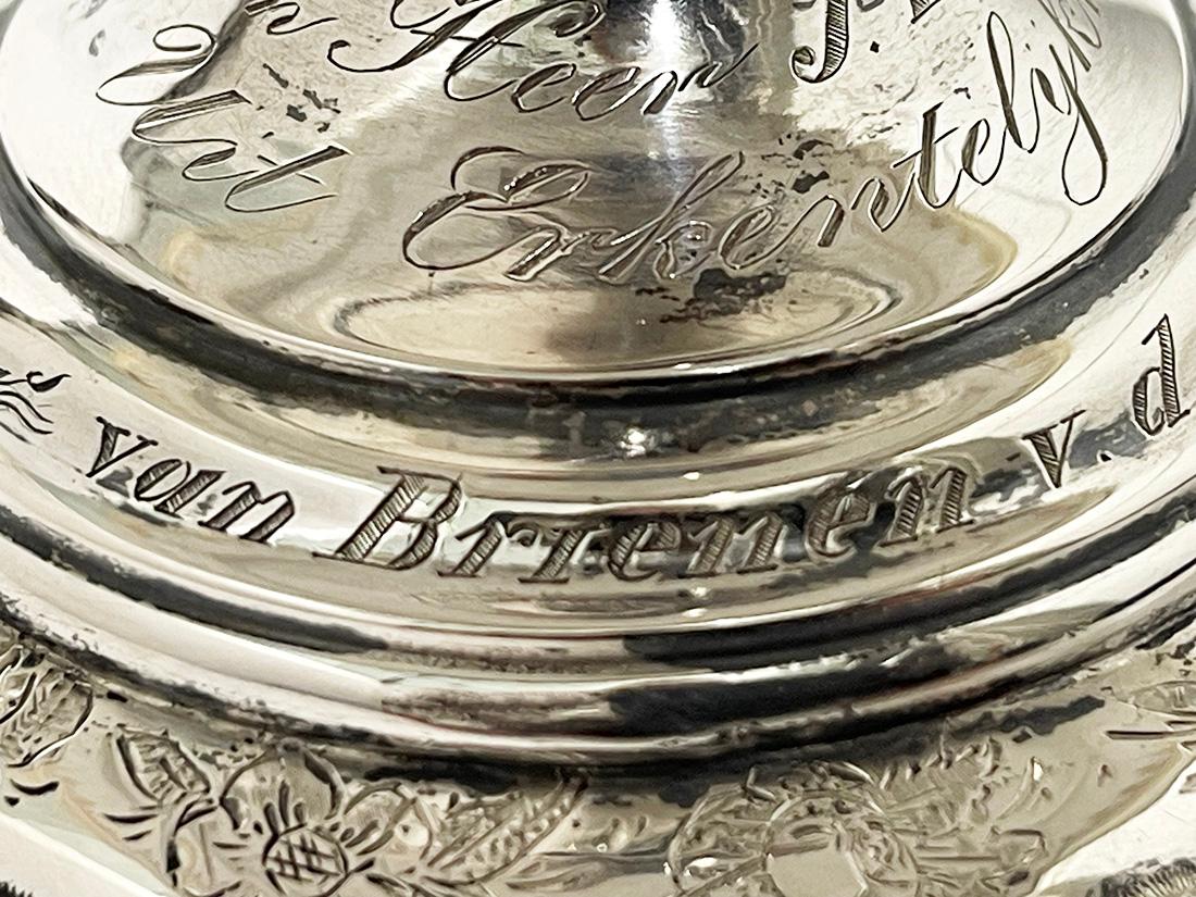 Eine Tazza aus edlem Porzellan mit holländischem Silbersockel von F.G. de Groot, 1864 im Angebot 2