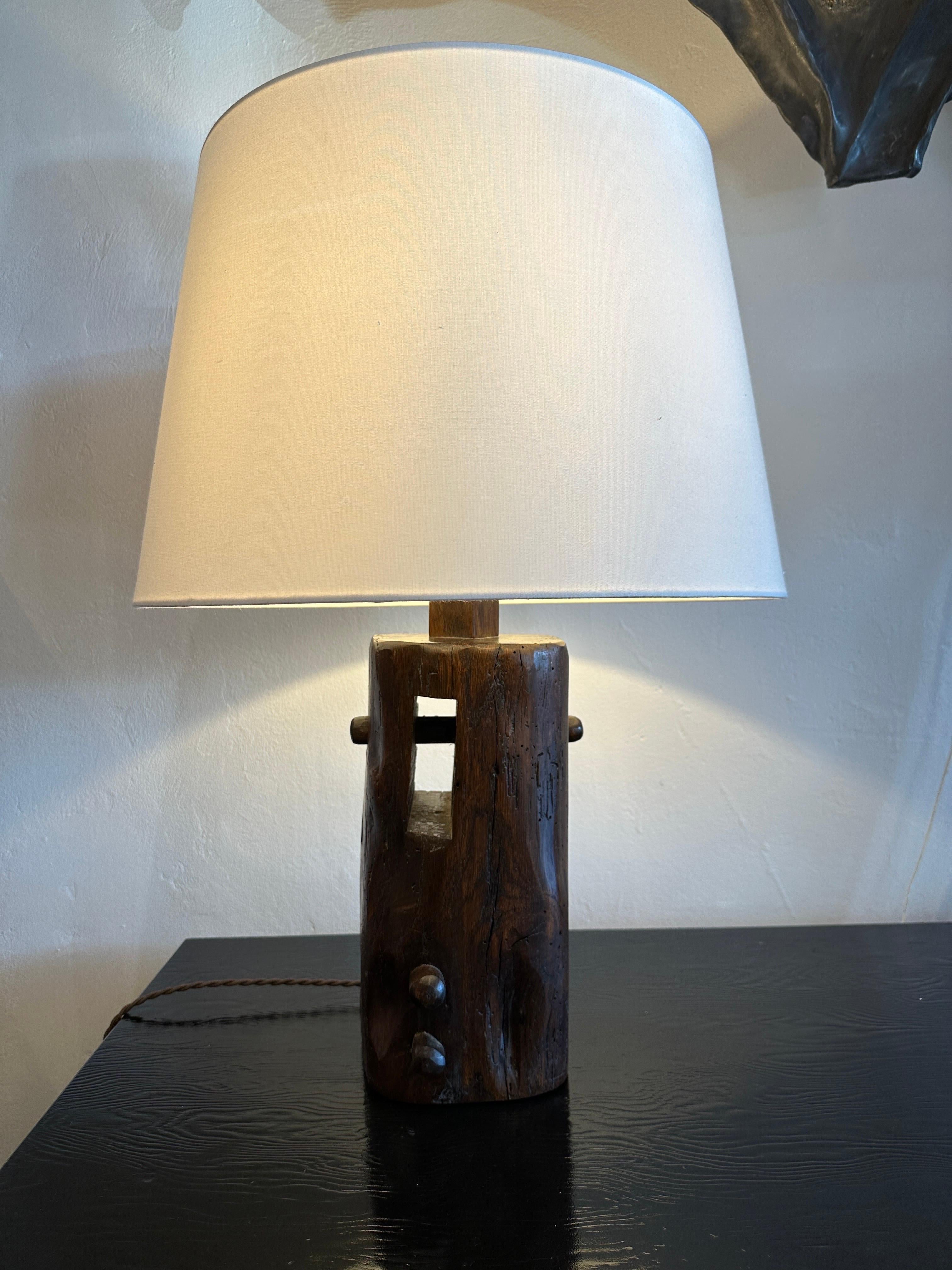 a. Lampe de table en bois tribal de style Noll en vente 3