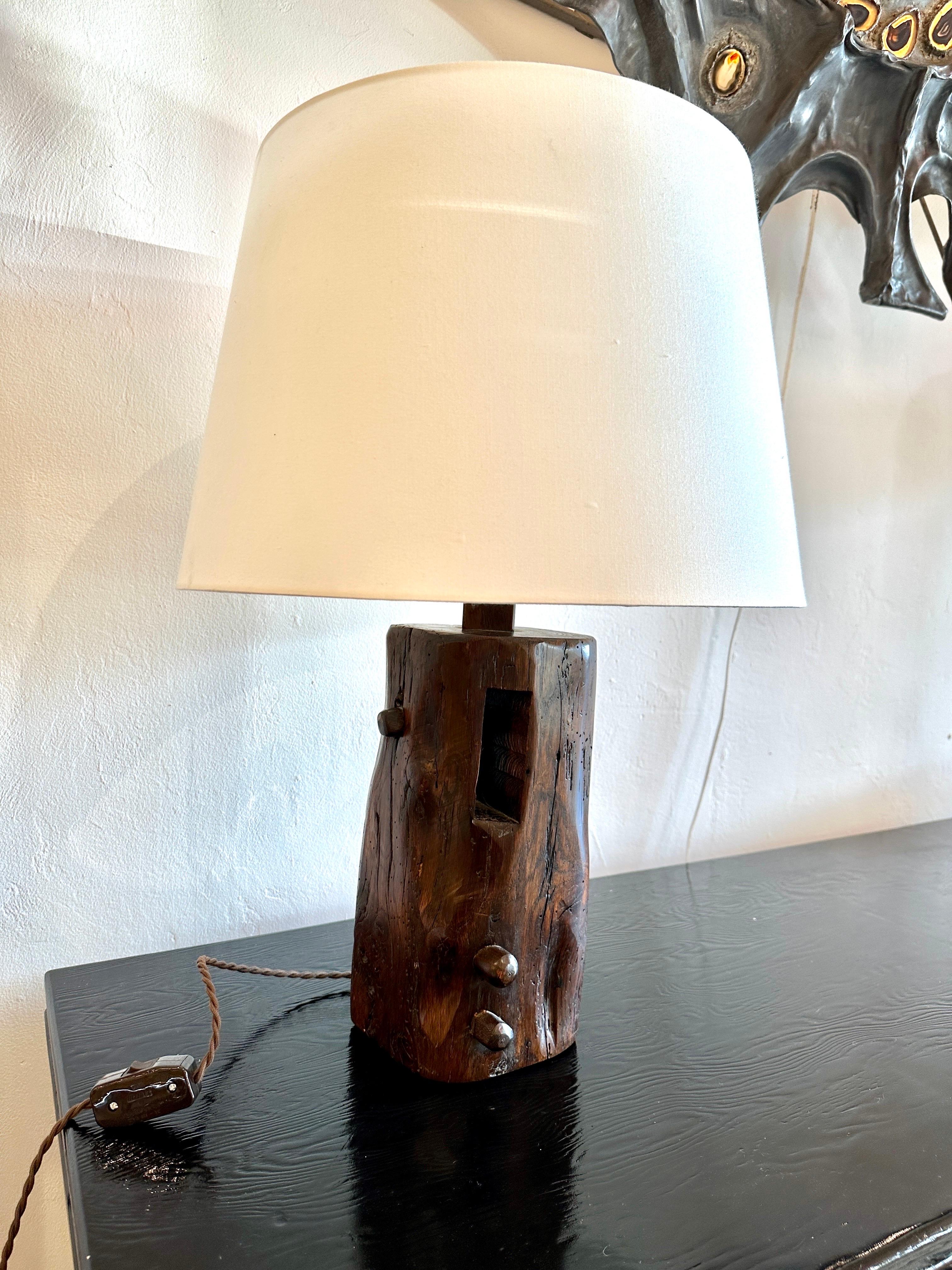 a. Lampe de table en bois tribal de style Noll en vente 4