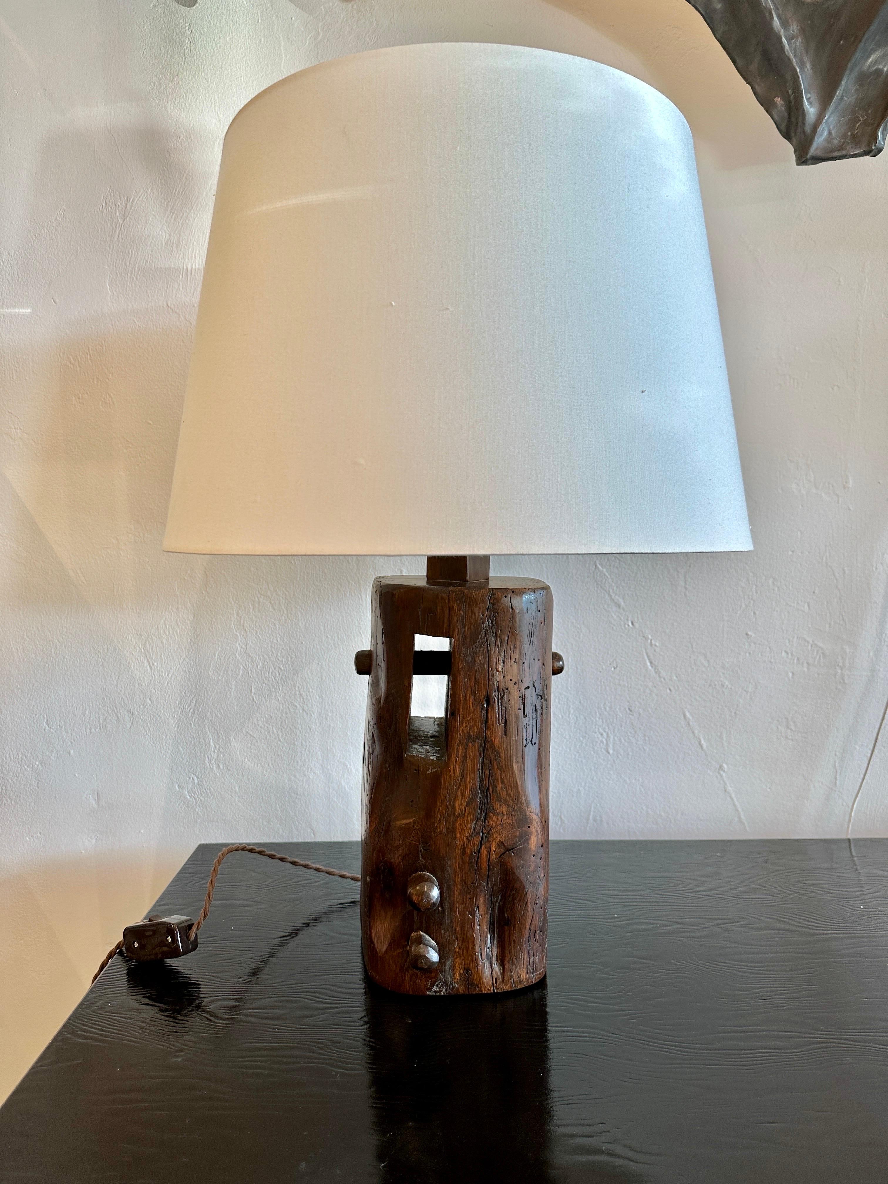 a. Lampe de table en bois tribal de style Noll en vente 6