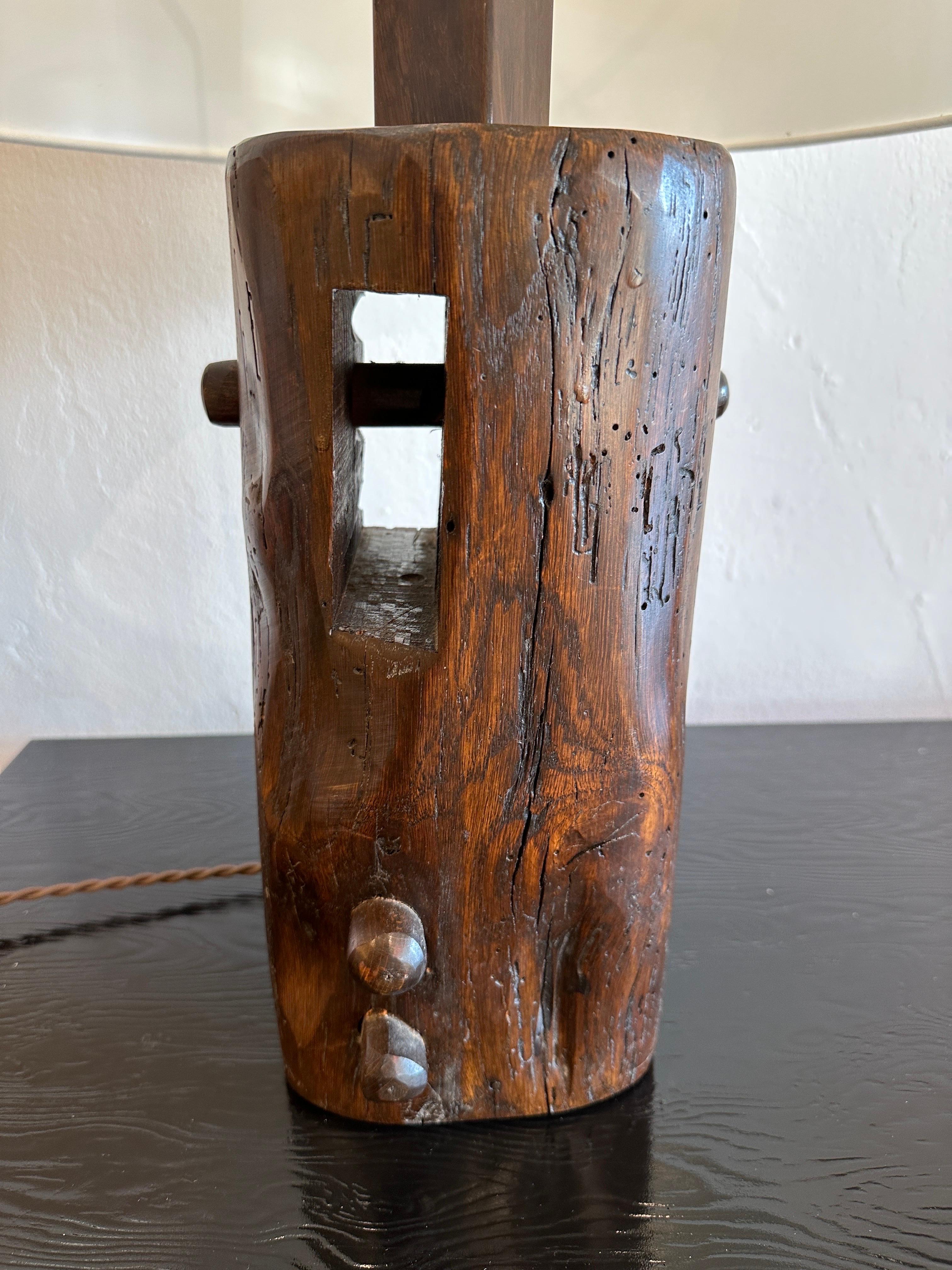 a. Lampe de table en bois tribal de style Noll en vente 7