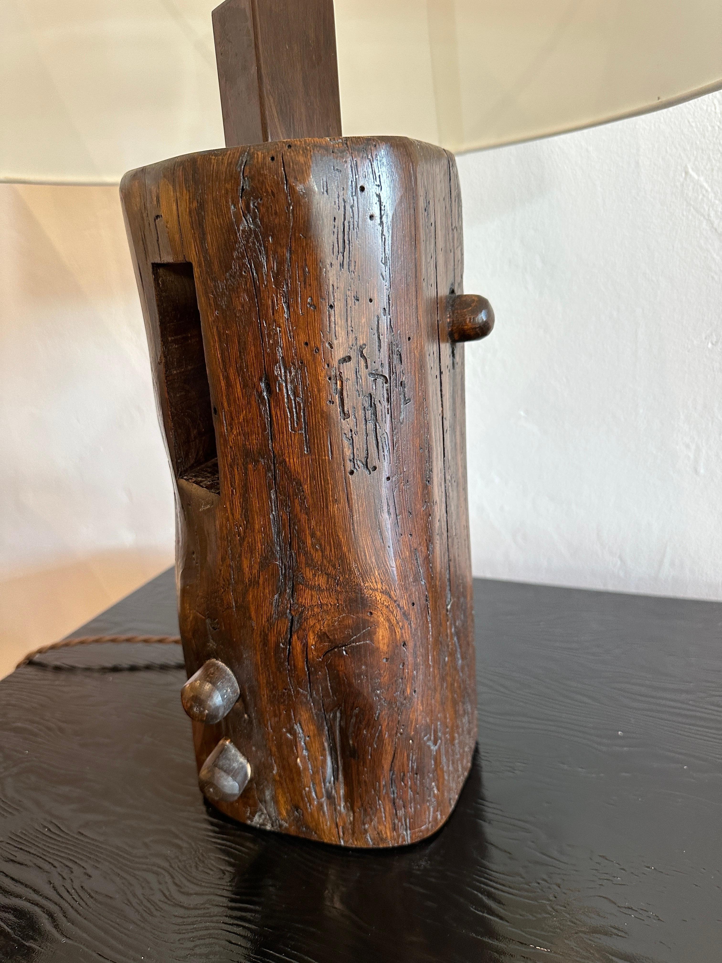 Français a. Lampe de table en bois tribal de style Noll en vente