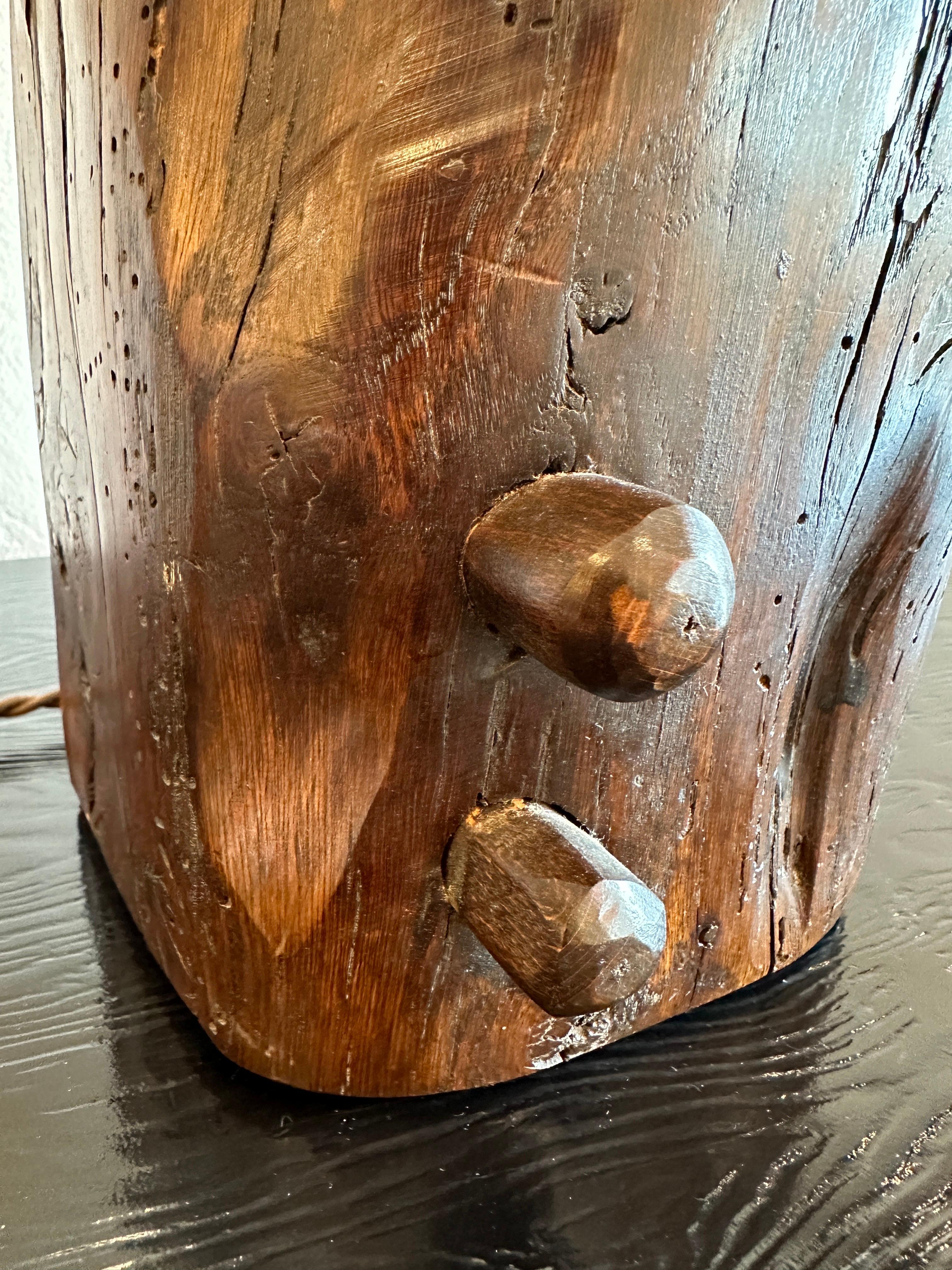 a. Lámpara de mesa de madera tribal estilo Noll mediados del siglo XX en venta