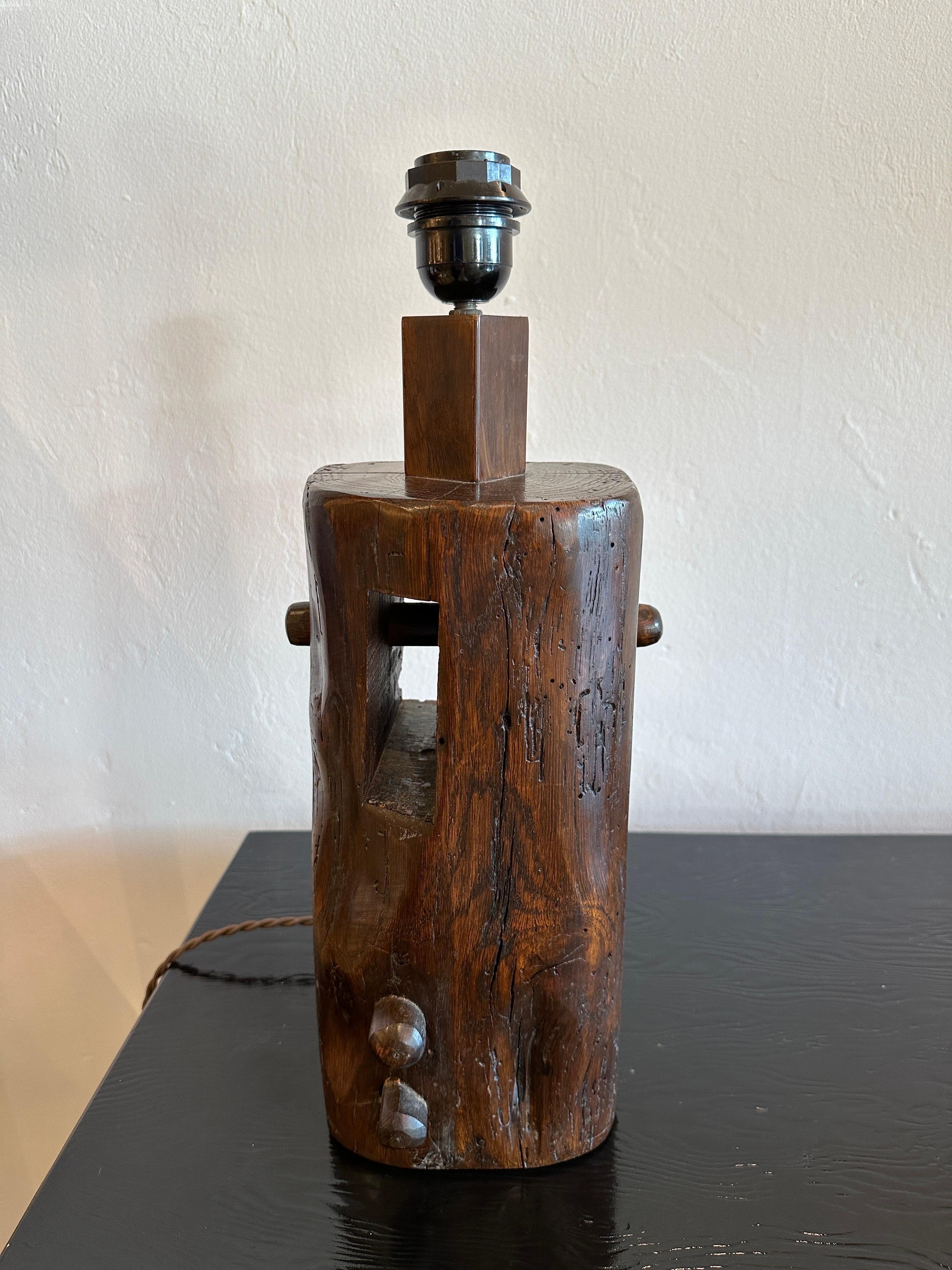 a. Lampe de table en bois tribal de style Noll en vente 1