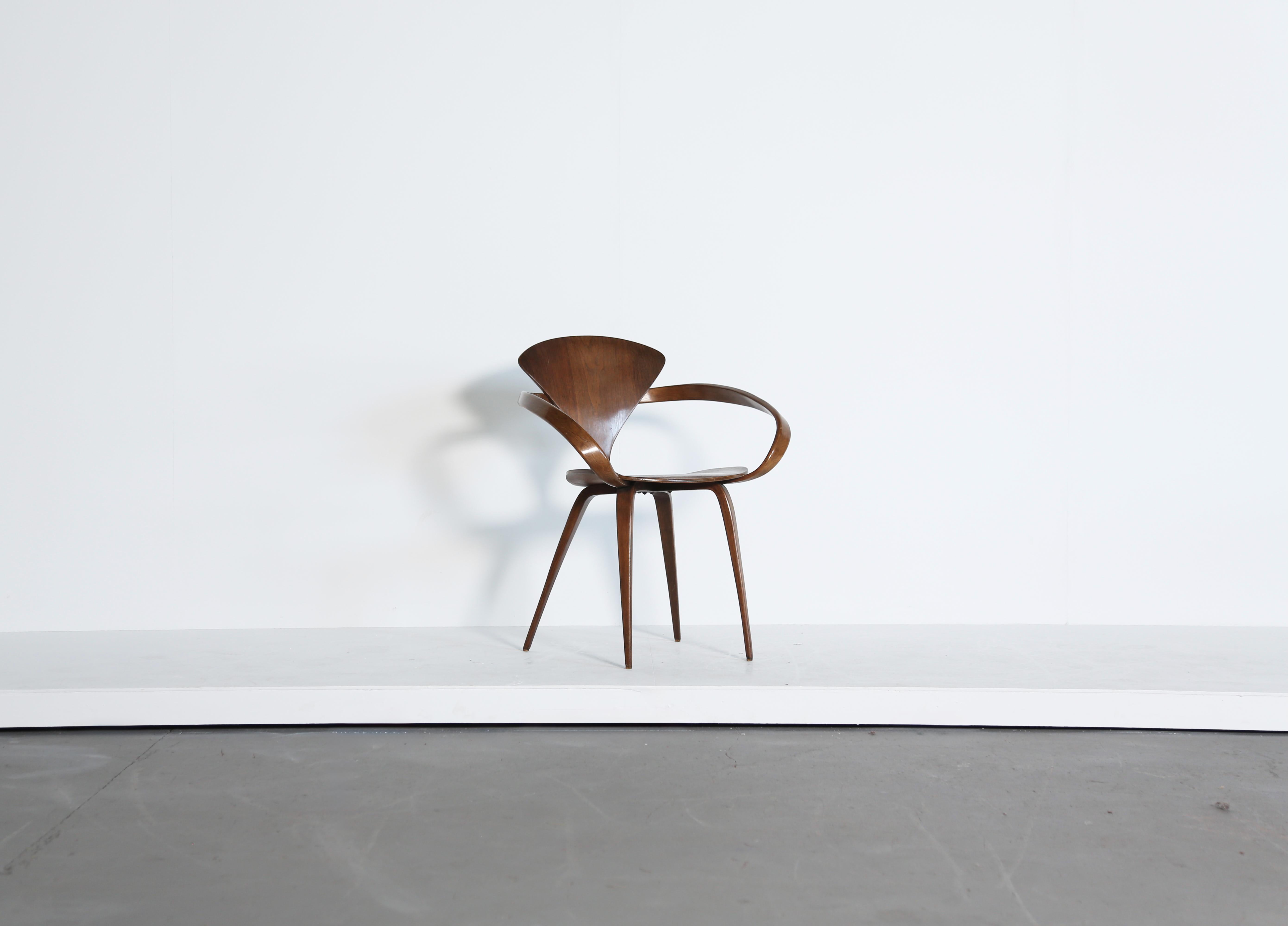 Ein Original Norman Cherner Brezelstuhl, hergestellt von Plycraft, USA in den 1960er Jahren. Rahmen aus Bugholz.  Guter Vintage-Zustand.   Schneller Versand weltweit.



  