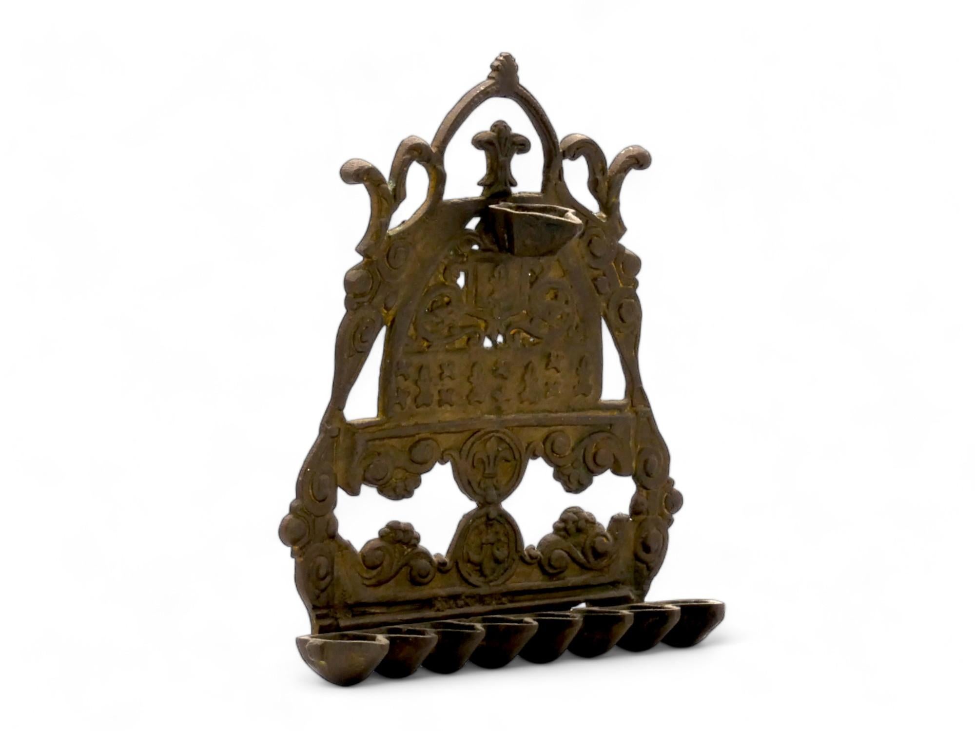 Una lampada di Hanukkah in ottone 