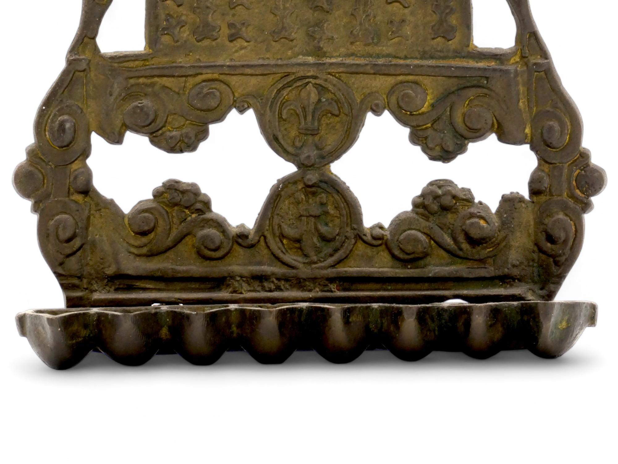 Lampada di Hanukkah in ottone del Nord Africa, CIRCA 1900 In condizioni buone in vendita a New York, NY