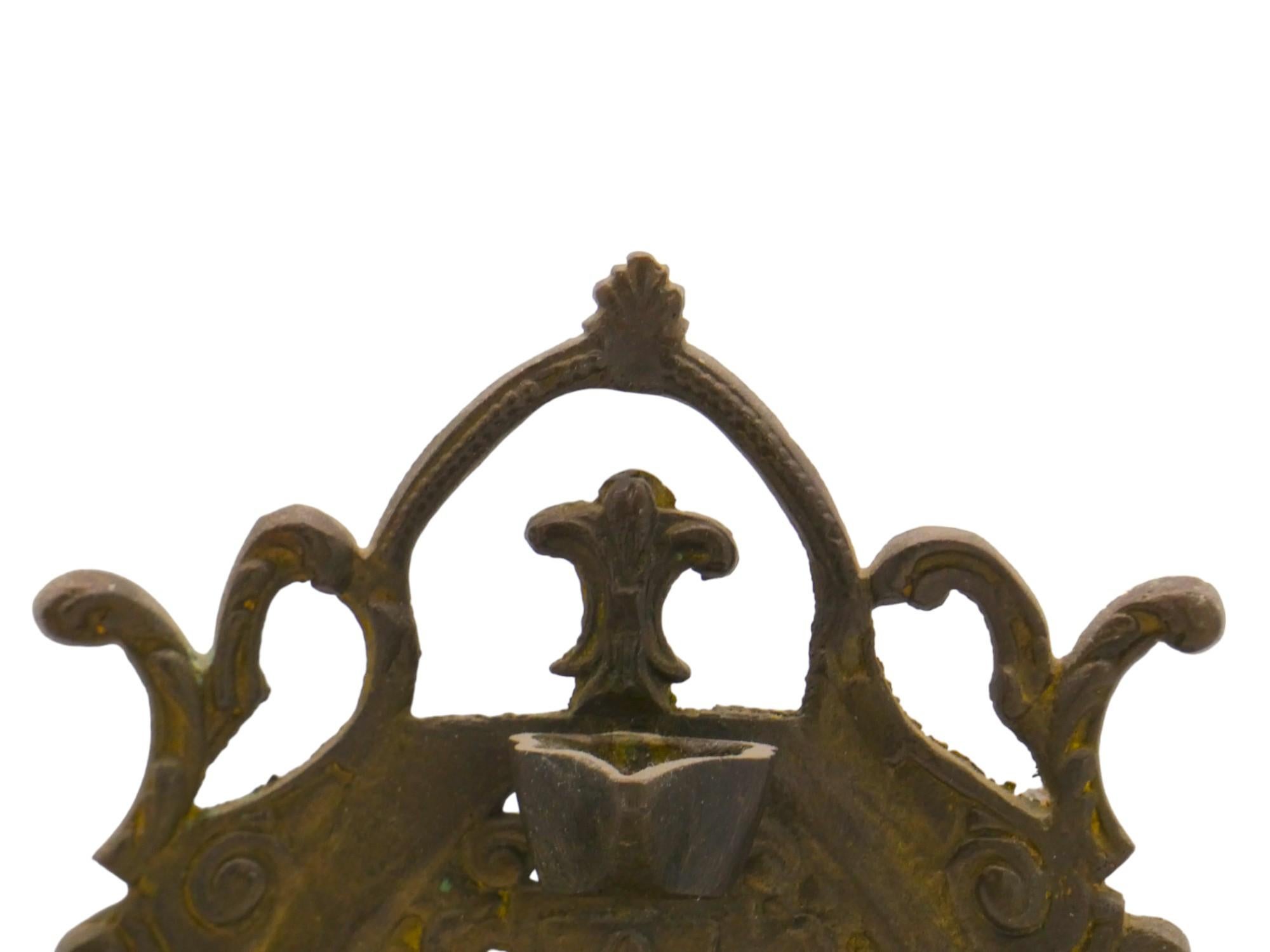 XX secolo Lampada di Hanukkah in ottone del Nord Africa, CIRCA 1900 in vendita