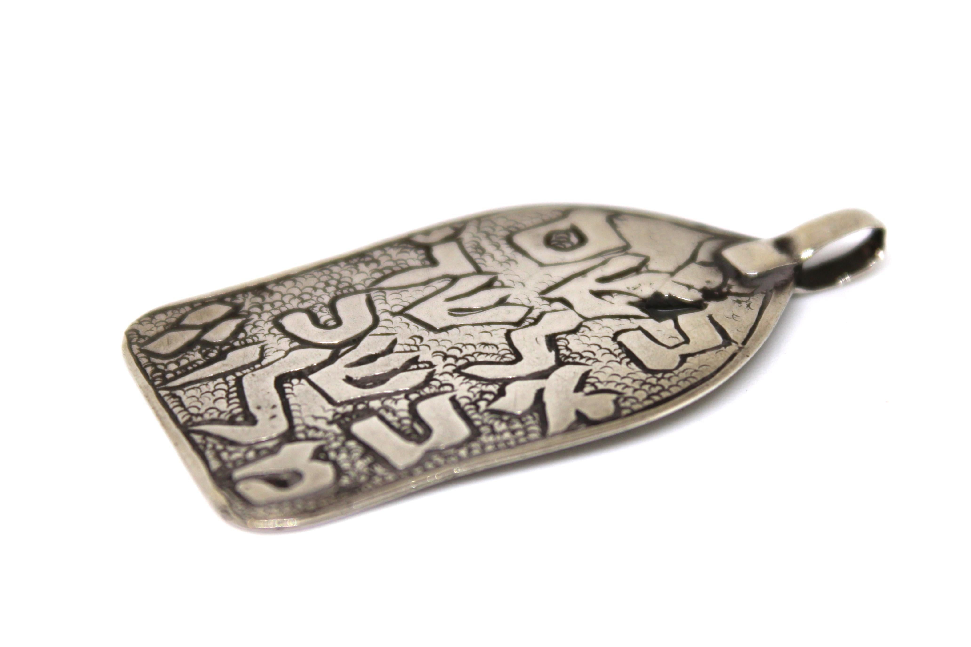 Cette exquise amulette ancienne en argent provenant d'Afrique du Nord est un bel exemple de Judaïca régionale, riche en signification spirituelle et en artisanat traditionnel. Petite et en forme de tablette, l'amulette porte en elle le pouvoir
