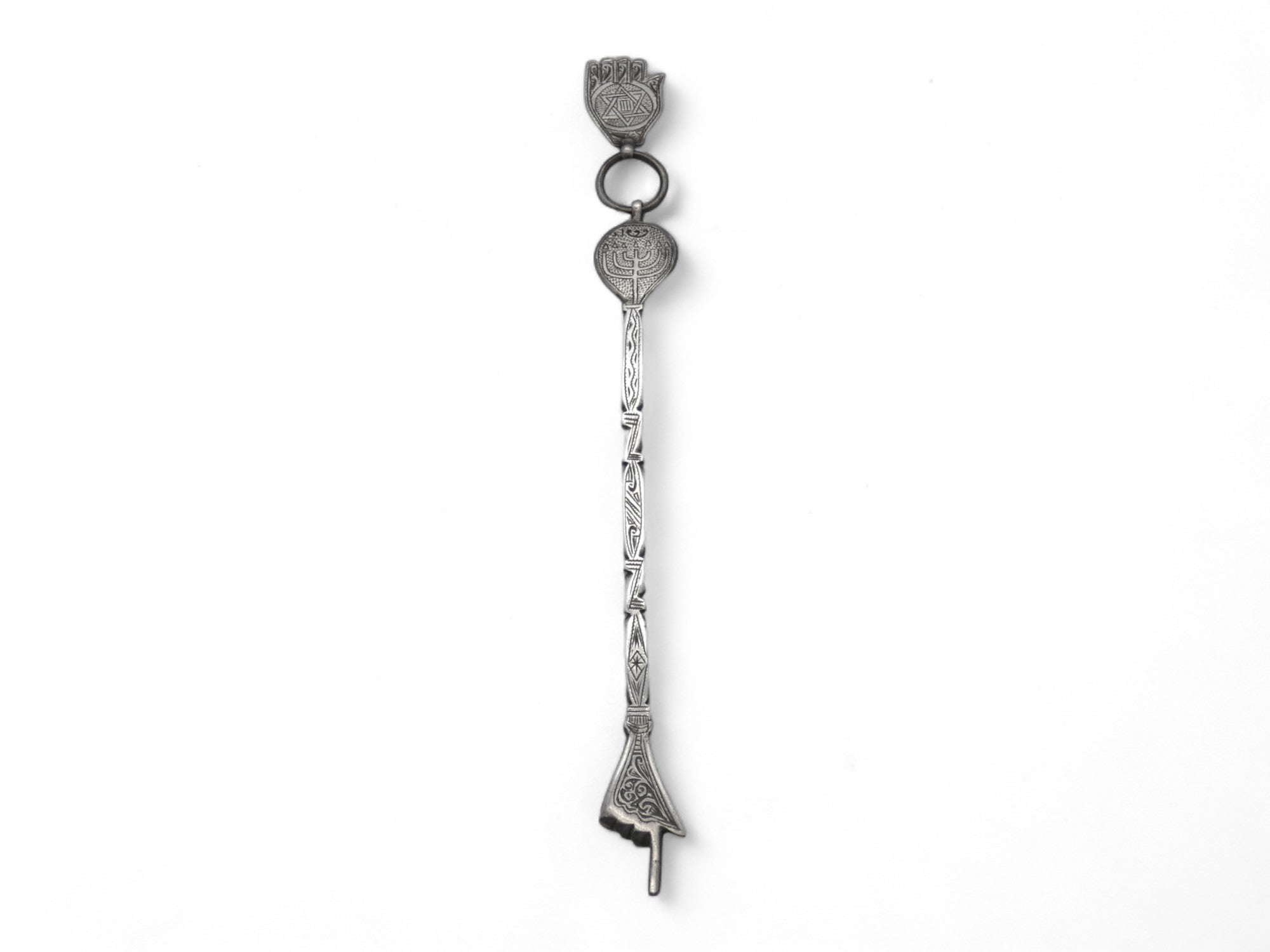 Un puntatore decorativo in argento nordafricano per la Torah realizzato in Marocco all'inizio del XX secolo.

In genere, i puntatori della Torah antichi hanno un design specifico a scorrimento o inciso e alcuni motivi ripetitivi; questo puntatore