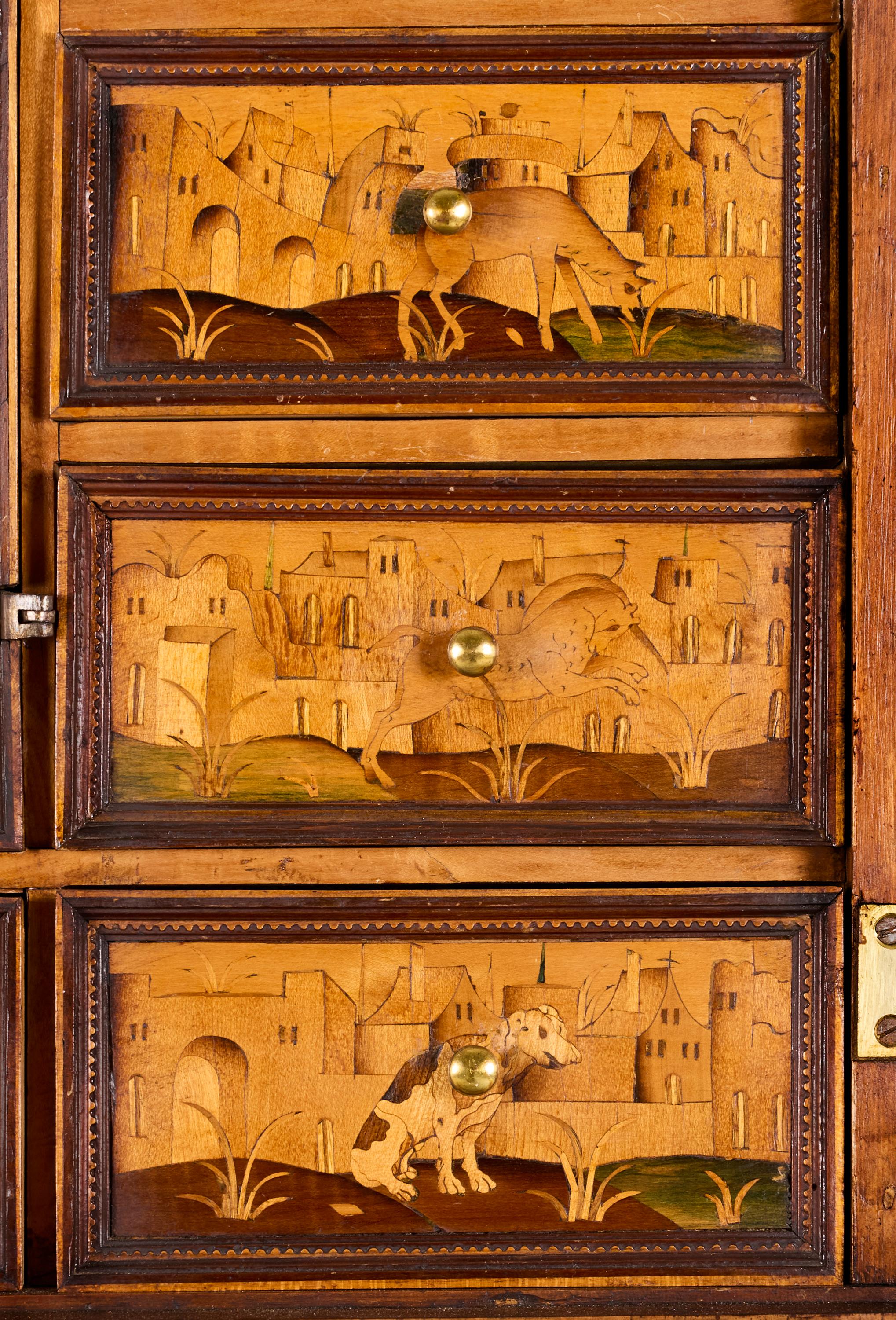 Armadio con intarsio in noce del XVIII secolo. In condizioni buone in vendita a London, GB