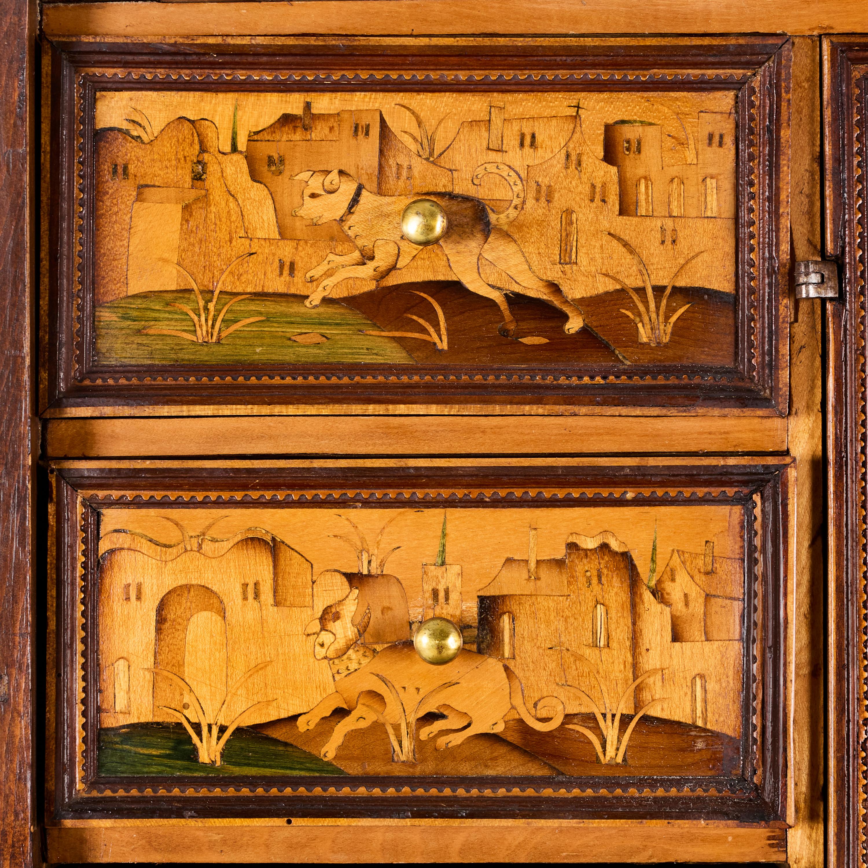 Noce Armadio con intarsio in noce del XVIII secolo. in vendita