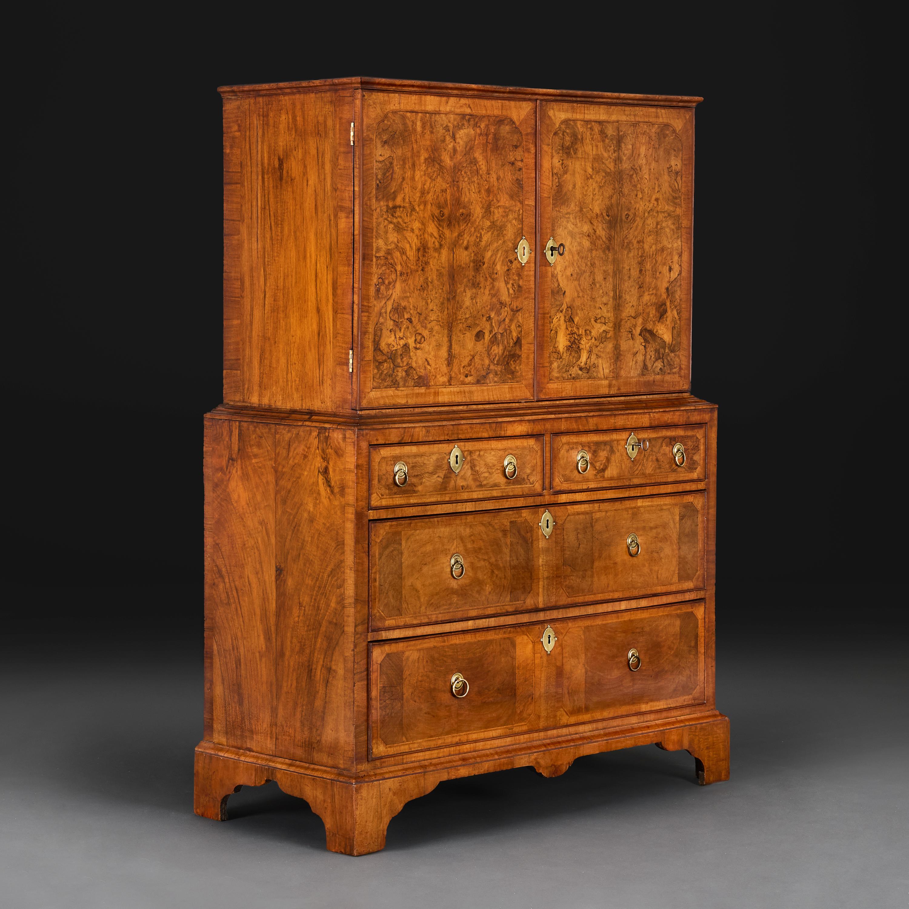 Armadio con intarsio in noce del XVIII secolo. in vendita 4