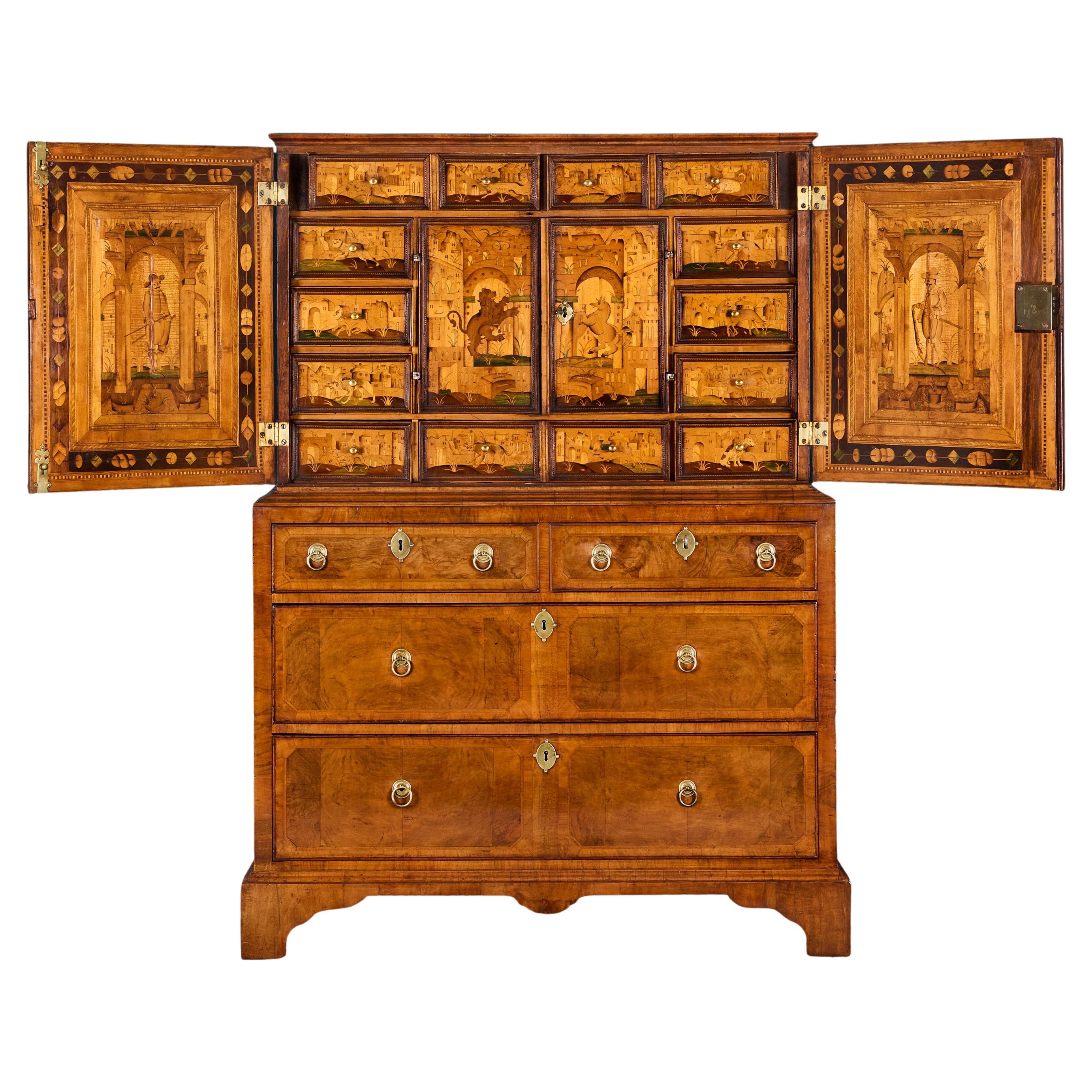 Armadio con intarsio in noce del XVIII secolo.