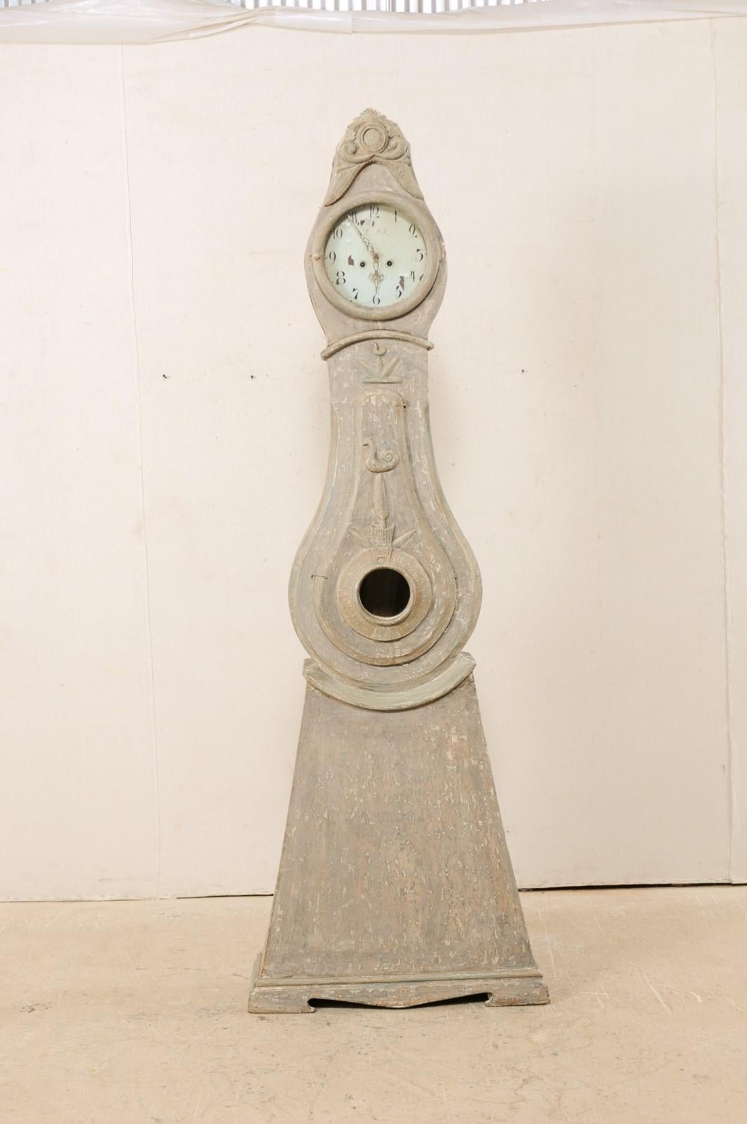 Une horloge grand-père en bois peint du nord de la Suède du début du 19ème siècle avec de belles garnitures. Cette horloge de sol antique du comté de Norrbotten, en Suède (région du Nord), présente une crête joliment sculptée, exagérée et surélevée,