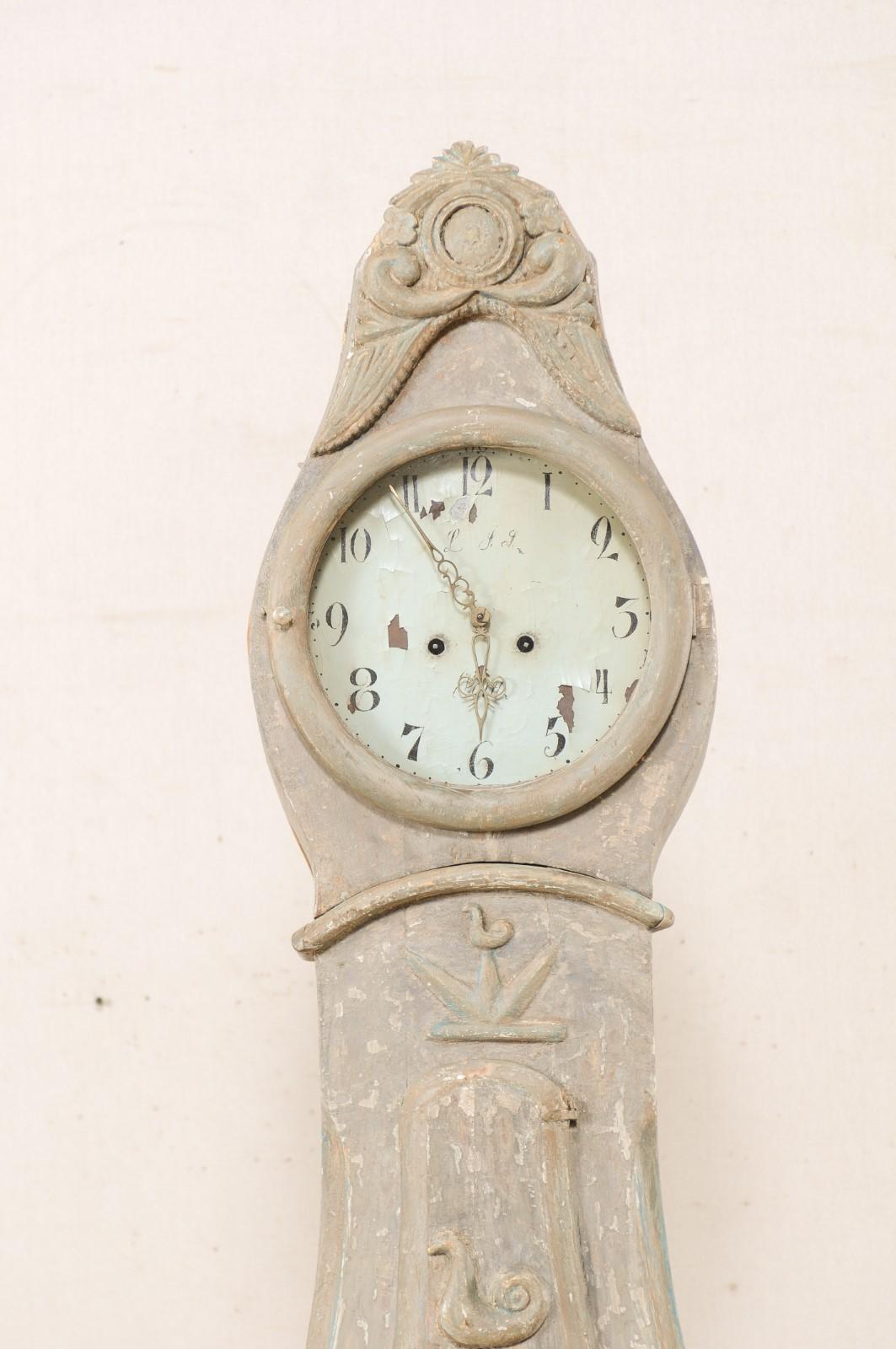 Suédois Horloge de parquet du nord de la Suède avec de jolis accents sculptés:: début du 19e siècle en vente