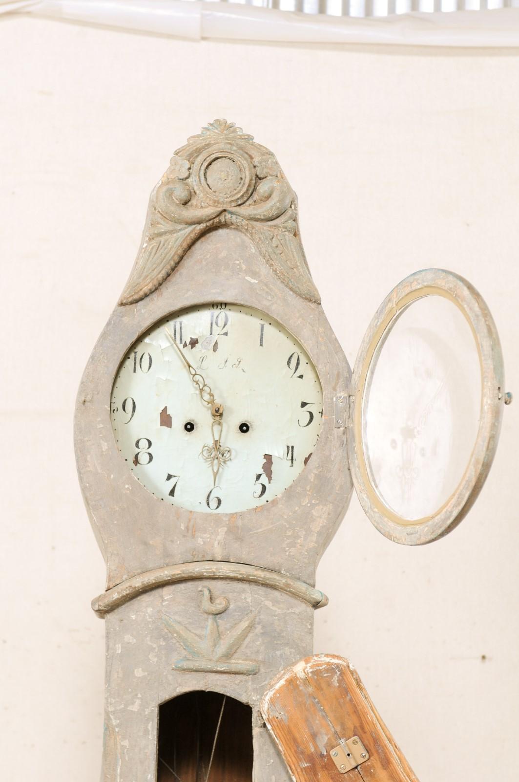 Horloge de parquet du nord de la Suède avec de jolis accents sculptés:: début du 19e siècle Bon état - En vente à Atlanta, GA