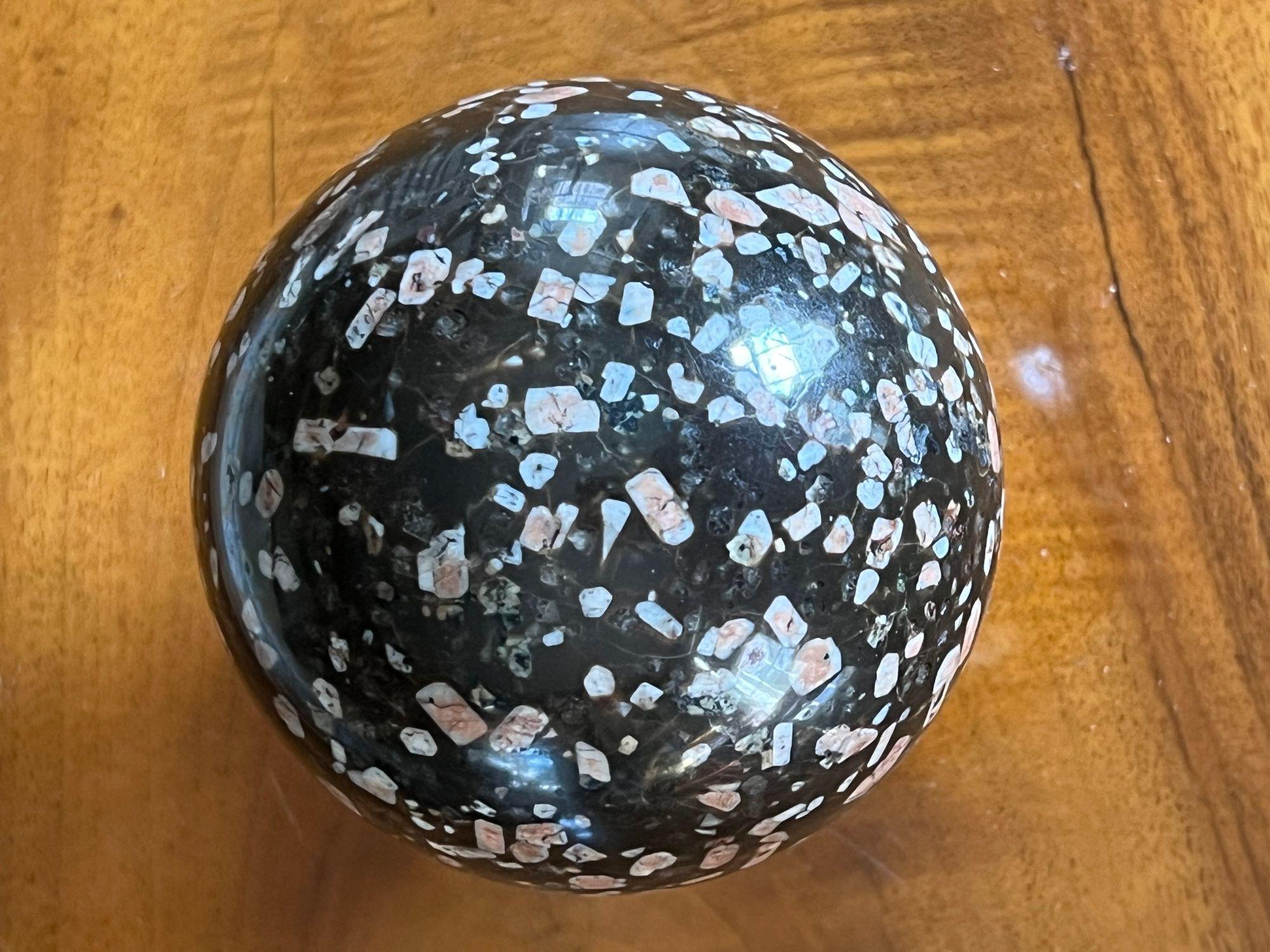 Der violett/weiße Stein in Form einer Kugel
