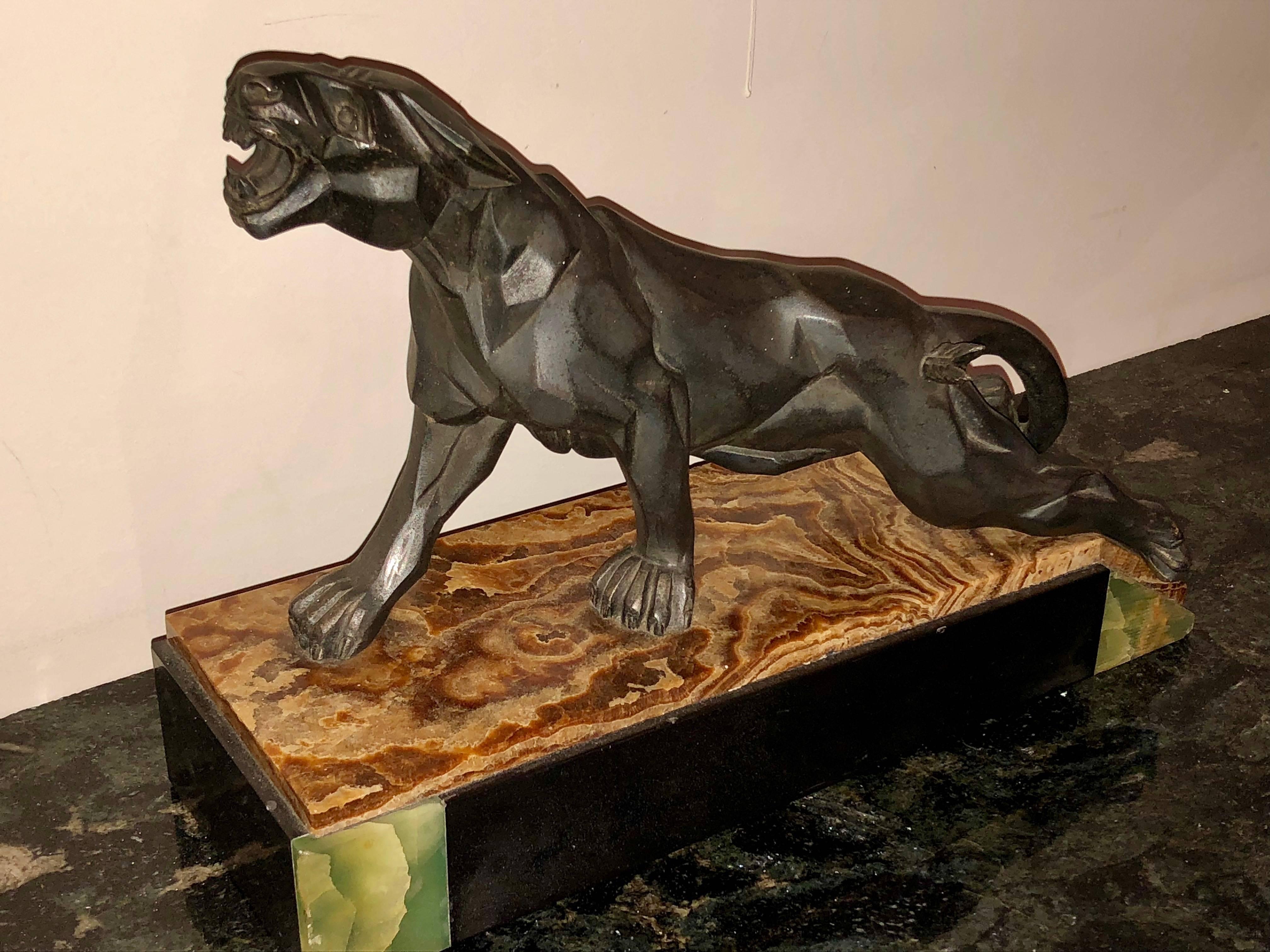 Kubistische Skulptur aus den 1930er Jahren mit einem kletternden und knurrenden Panther auf der Jagd. Das Art-Déco-Design mit den kunstvollen, facettenartigen Details ist fantasievoll und vermittelt ein Gefühl von Stärke, Kraft und Wildheit. Diese