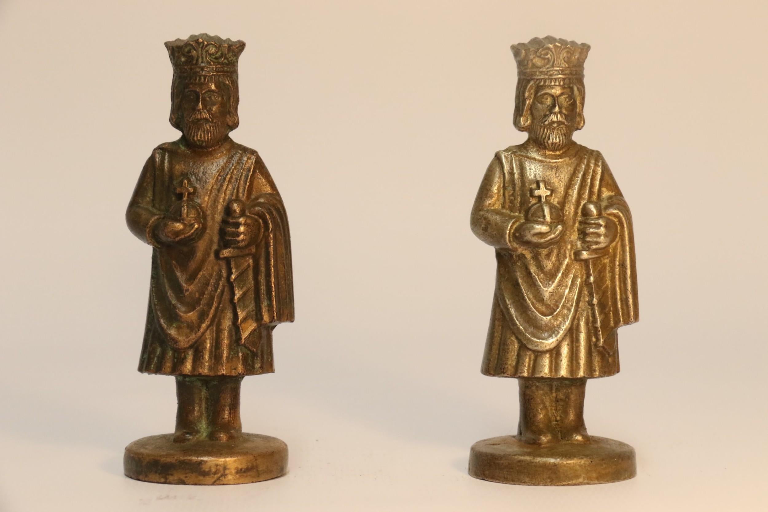 Novelty Heavy Cast Nickel and Bronze Chess Set Modeled on Medieval Figures For Sale 4