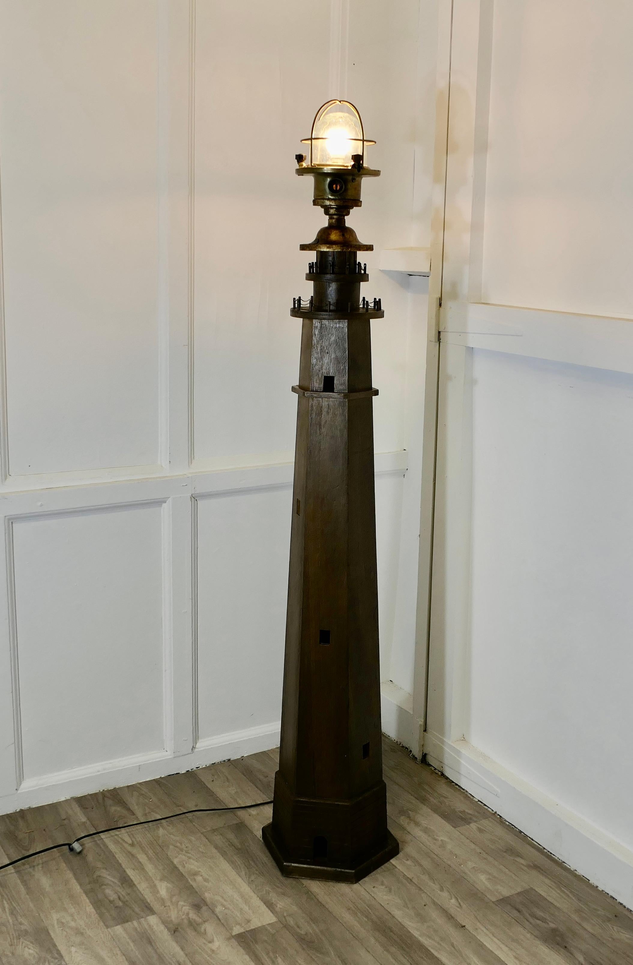 Lampadaire de phare fantaisie

Très amusante et idéale pour un thème de bord de mer, cette pièce unique est fabriquée en bois et comporte une ancienne lampe de poste nautique en laiton reconditionnée au sommet.
La lampe mesure 65