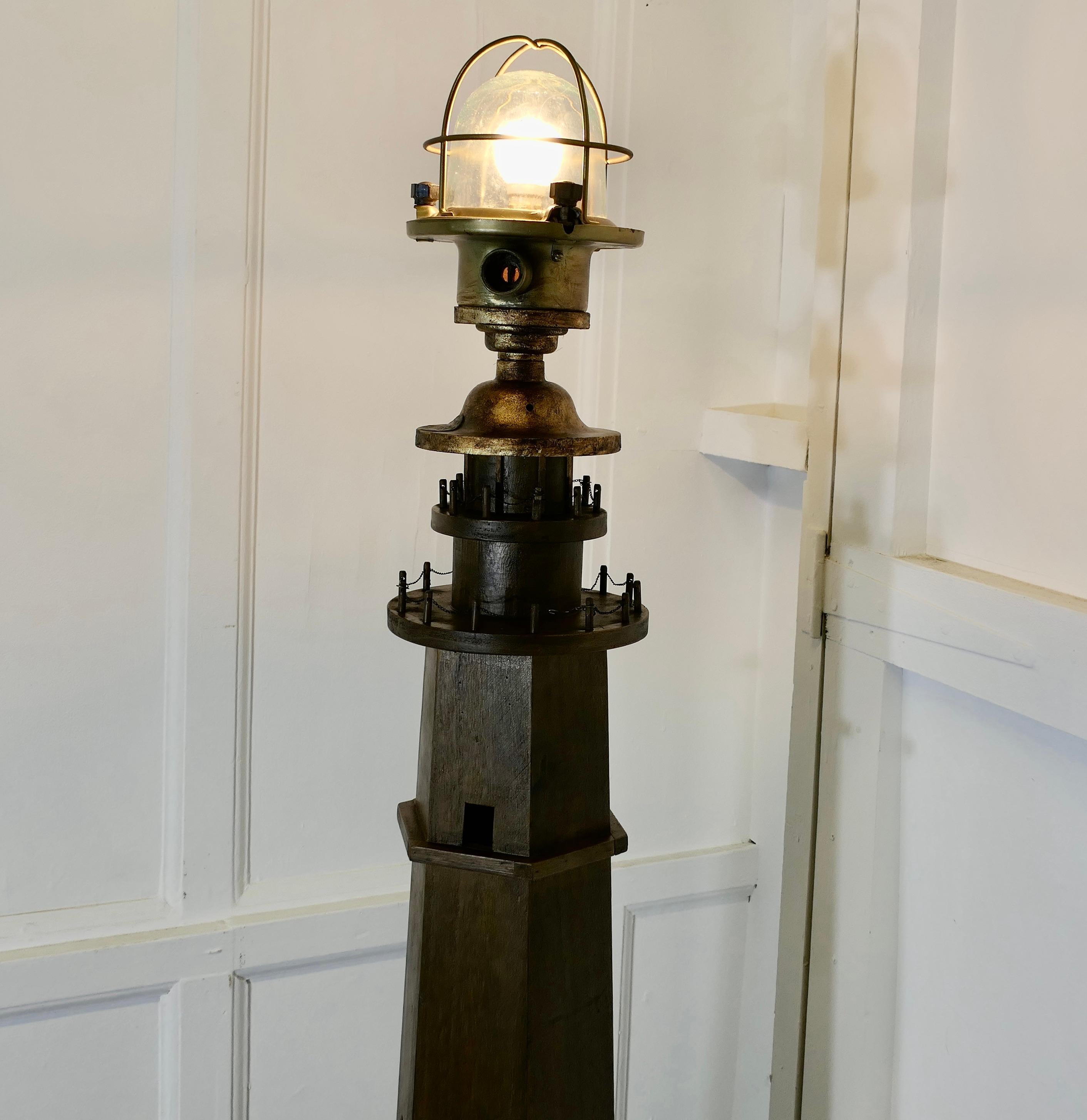 Artisanat Lampadaire de phare fantaisie  Something Great et la pièce idéale pour un séjour au bord de la mer. en vente