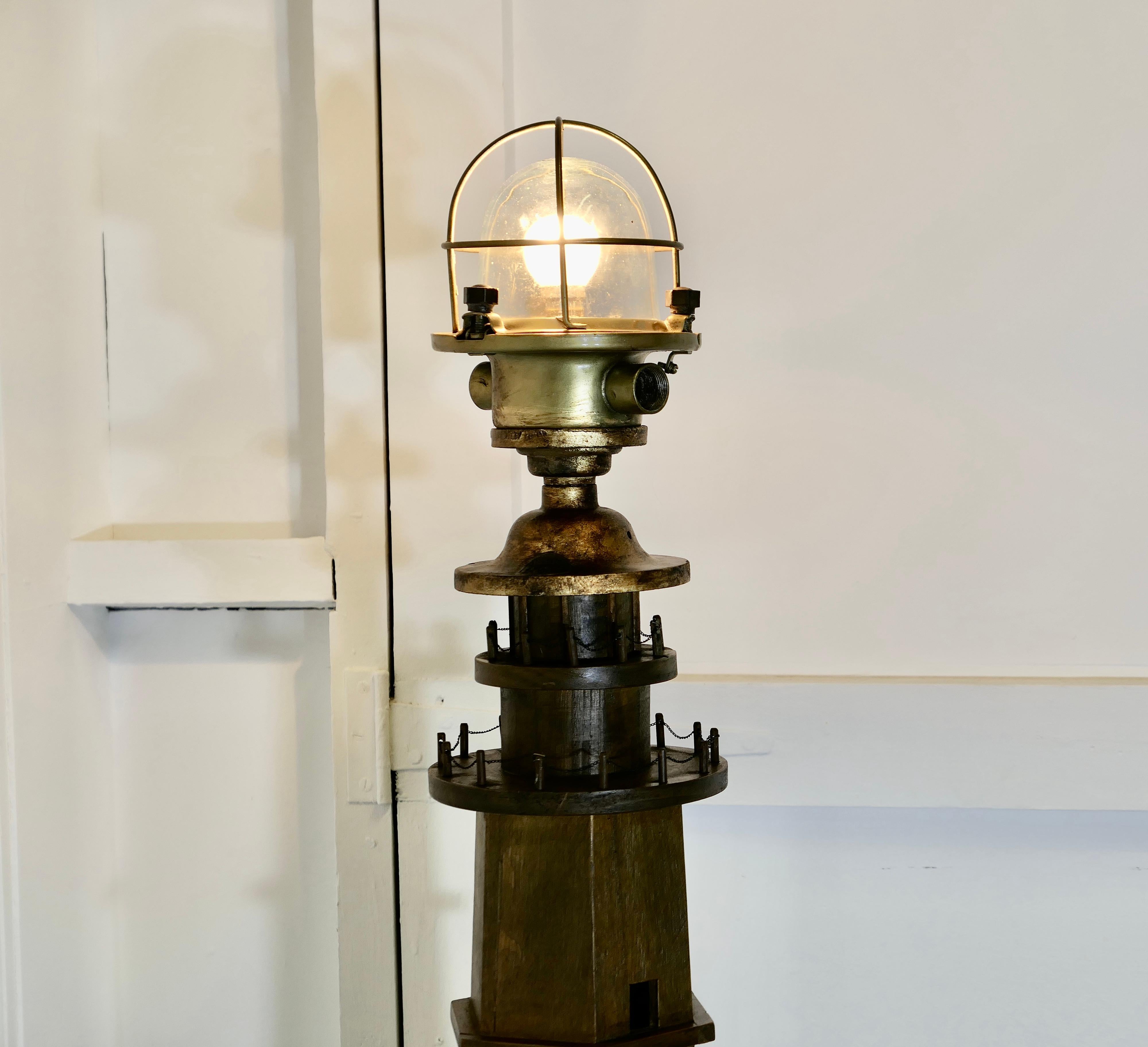 Milieu du XXe siècle Lampadaire de phare fantaisie  Something Great et la pièce idéale pour un séjour au bord de la mer. en vente